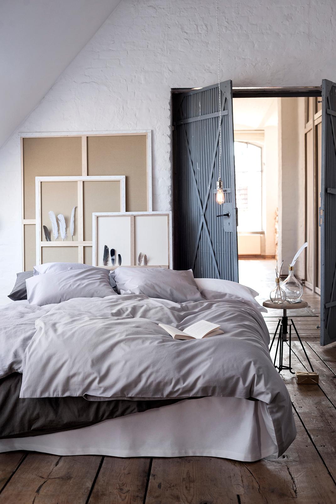 Schlafzimmer in renoviertem Bauernhaus #beistelltisch #bett #dielenboden #hocker #vase #bettwäsche #flügeltür #nachttisch #bilder #feder #bauernhaus ©H&M Home