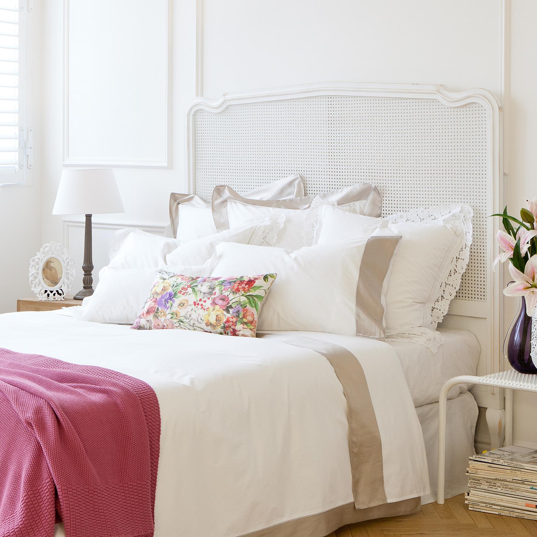 Schlafzimmer in Weiß mit Farbakzenten #weißernachttisch #nachttisch #zarahome ©Zara Home
