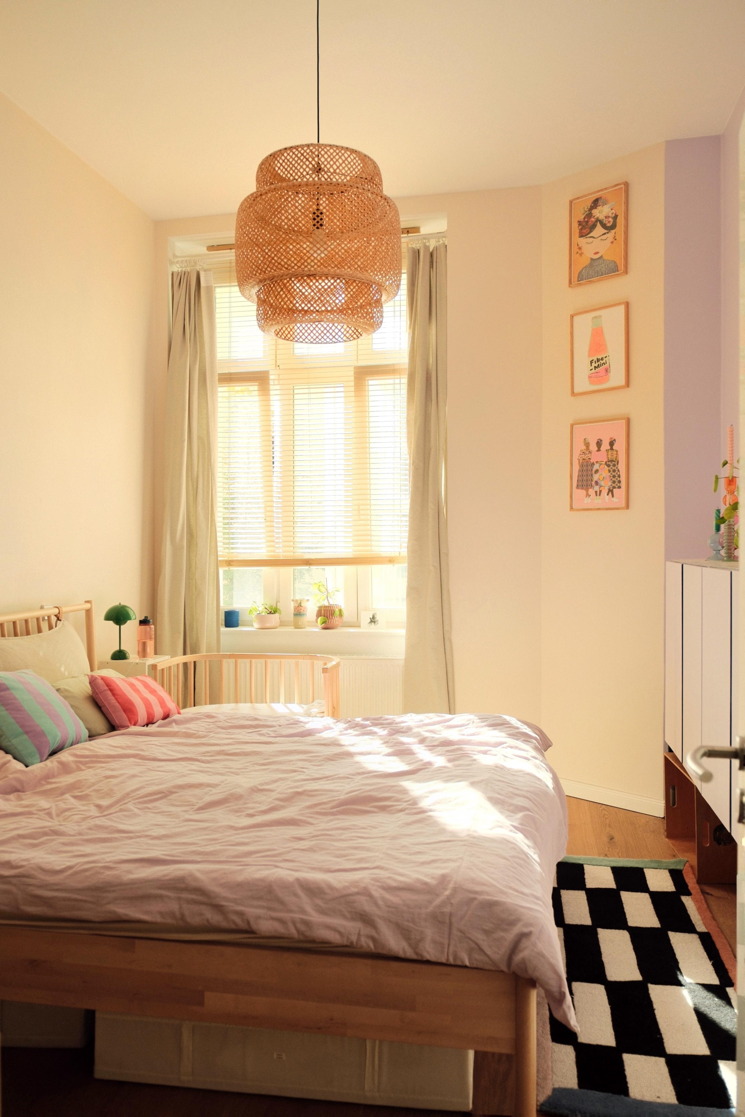 #schlafzimmer #kleinesschlafzimmer  #altbauwohnung #couchliebt #gemütlich #farbenfroh #interior #rattan #teppich