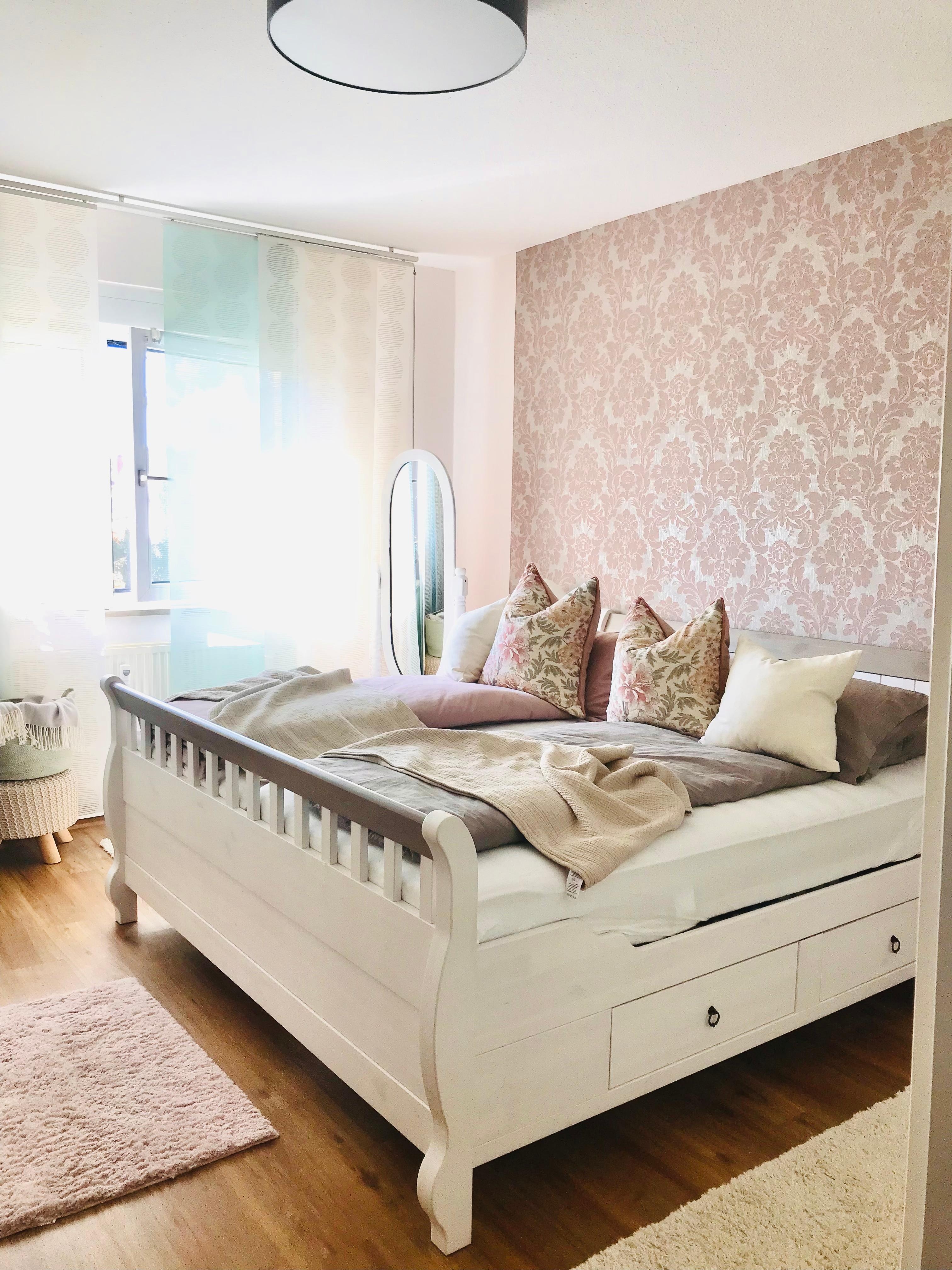 Schlafzimmer liebe 💓 
#holiday #zuhause #cozyplace #kissen #decke #holzbett #tapete 