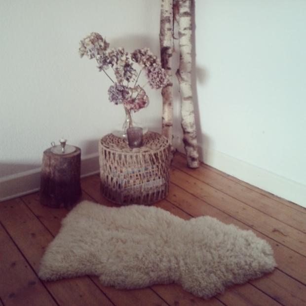 Schlafzimmer Lieblingsecke. Birkenstämme, Korbtisch, getrocknete Hortensie und Schaffell #homestory