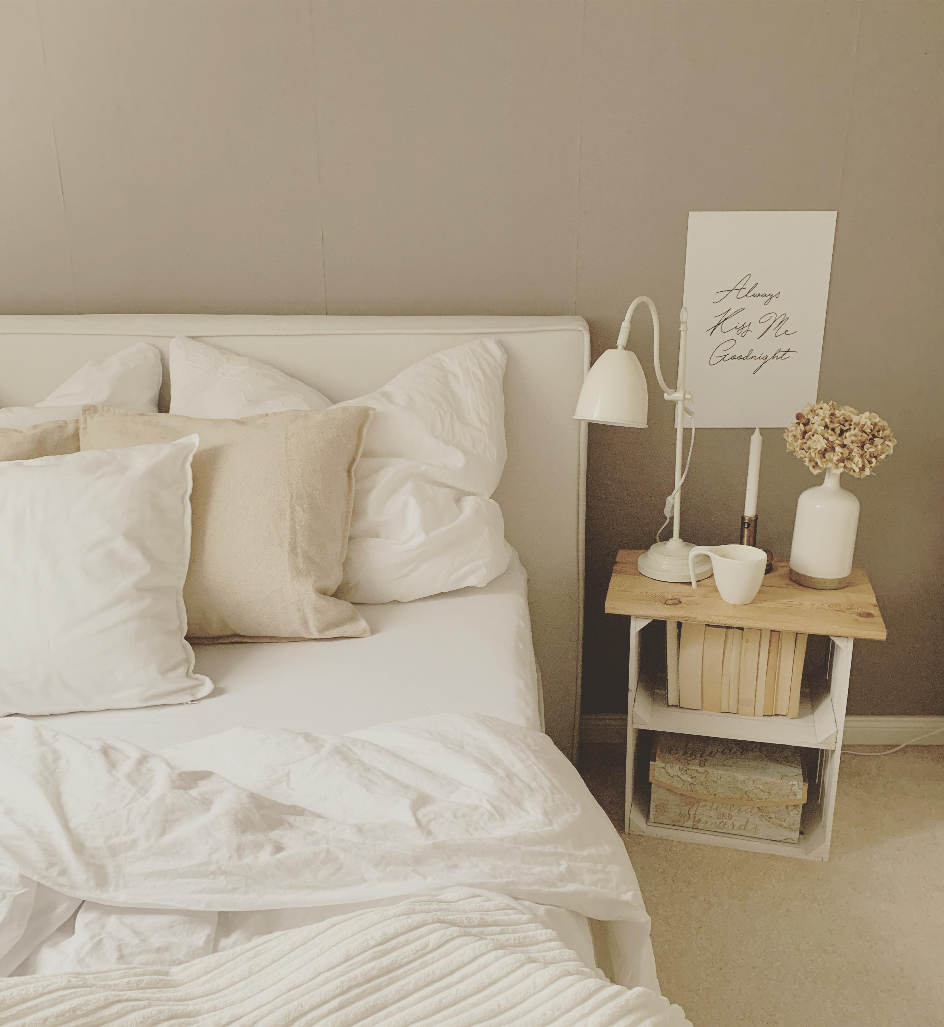 Schlafzimmer make over #schlafzimmer#schlicht#hellefarben#schlafzimmerideen#nachttisch#diy#nachtschrank#bdrm#cozy#hygge