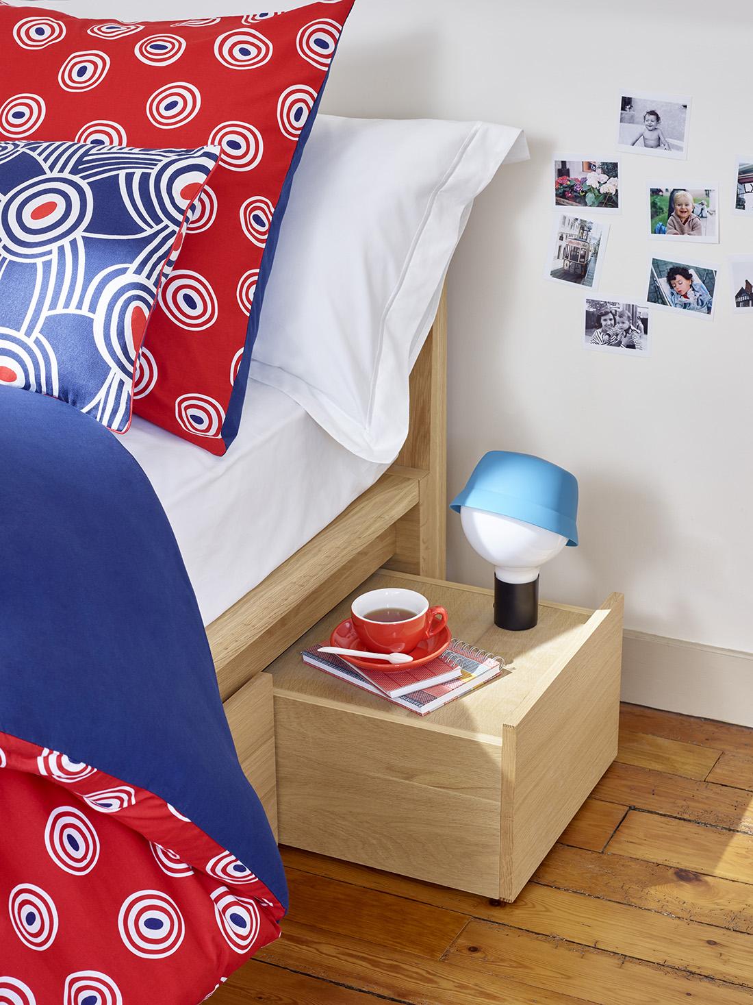 Schlafzimmer mit blau-weiß-roten Details #maritim #skandinavischesdesign ©Habitat
