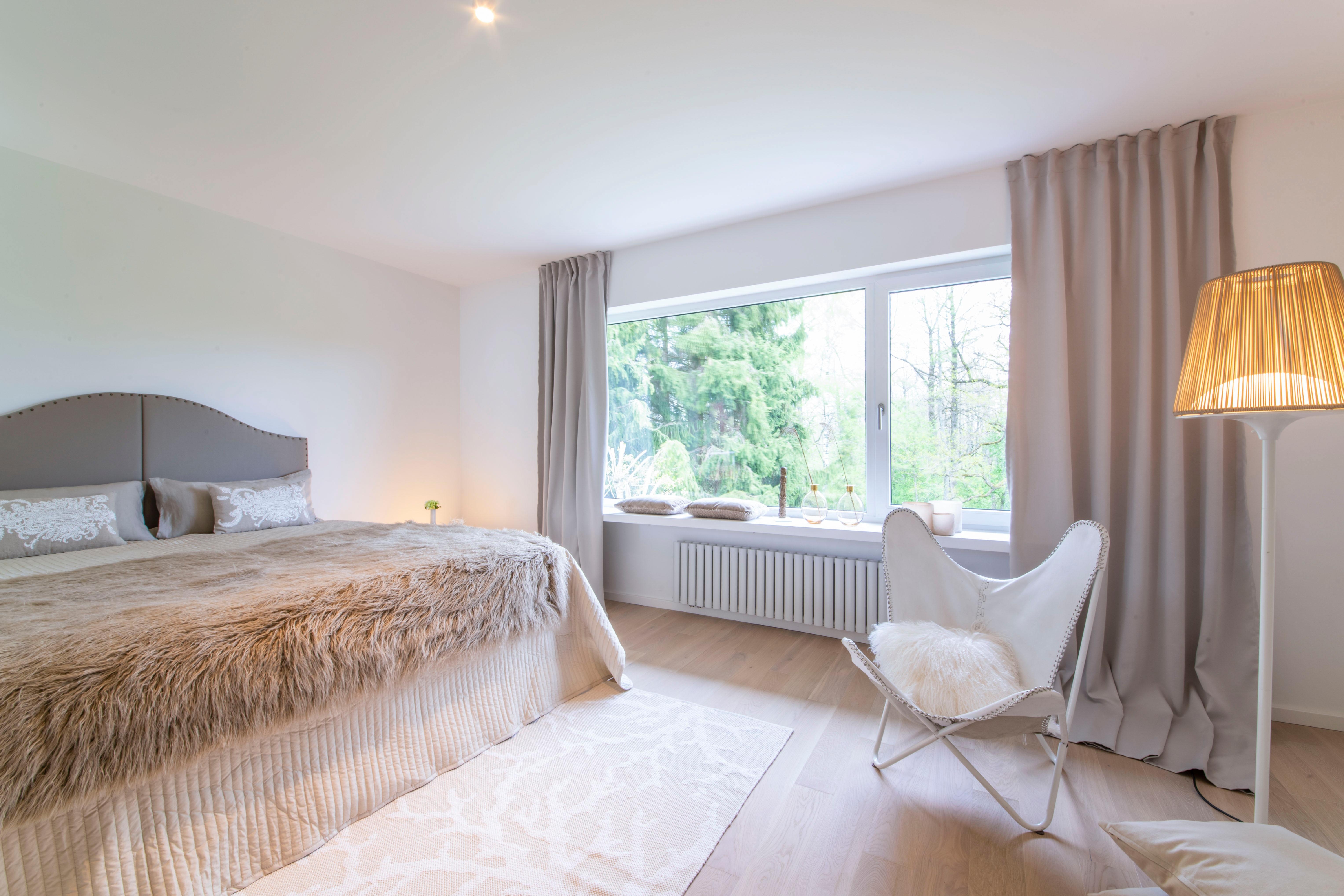 Schlafzimmer mit Blick ins GRÜNE - Beigetöne zum "Einschlafen" - home staging Projekt