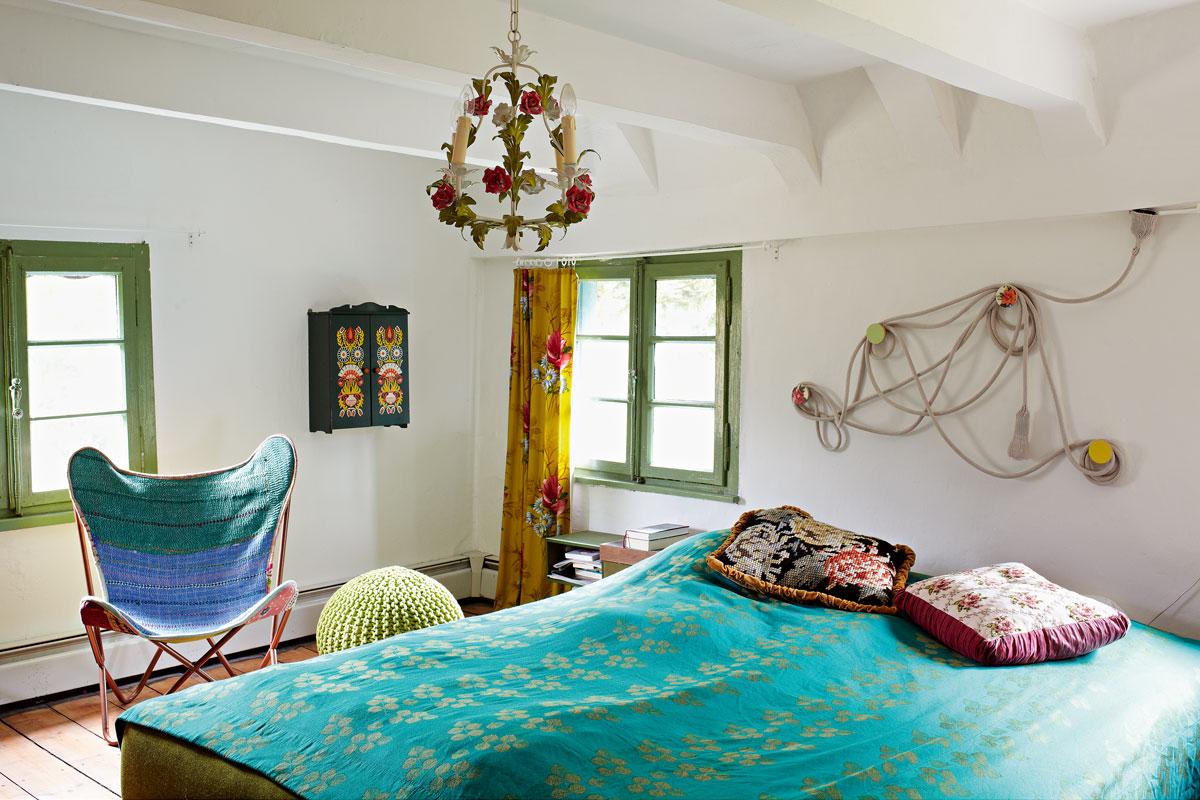 Schlafzimmer mit Geschichte #bett #blumendeko #leselampe #lampe ©Sabine Bungert für COUCH