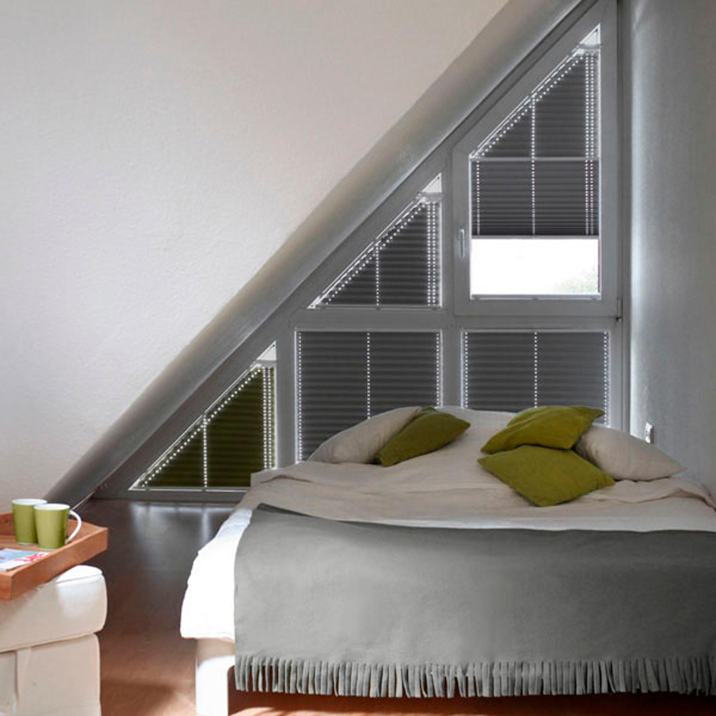 Schlafzimmer mit Giebelfenster #rollo #plissee #verdunkelung ©cosiflor