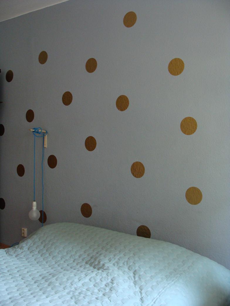 Schlafzimmer mit goldenen Punkten #wandgestaltung #wanddeko ©Mareike Kühn - Interior Stylist & Visual Merchandiser