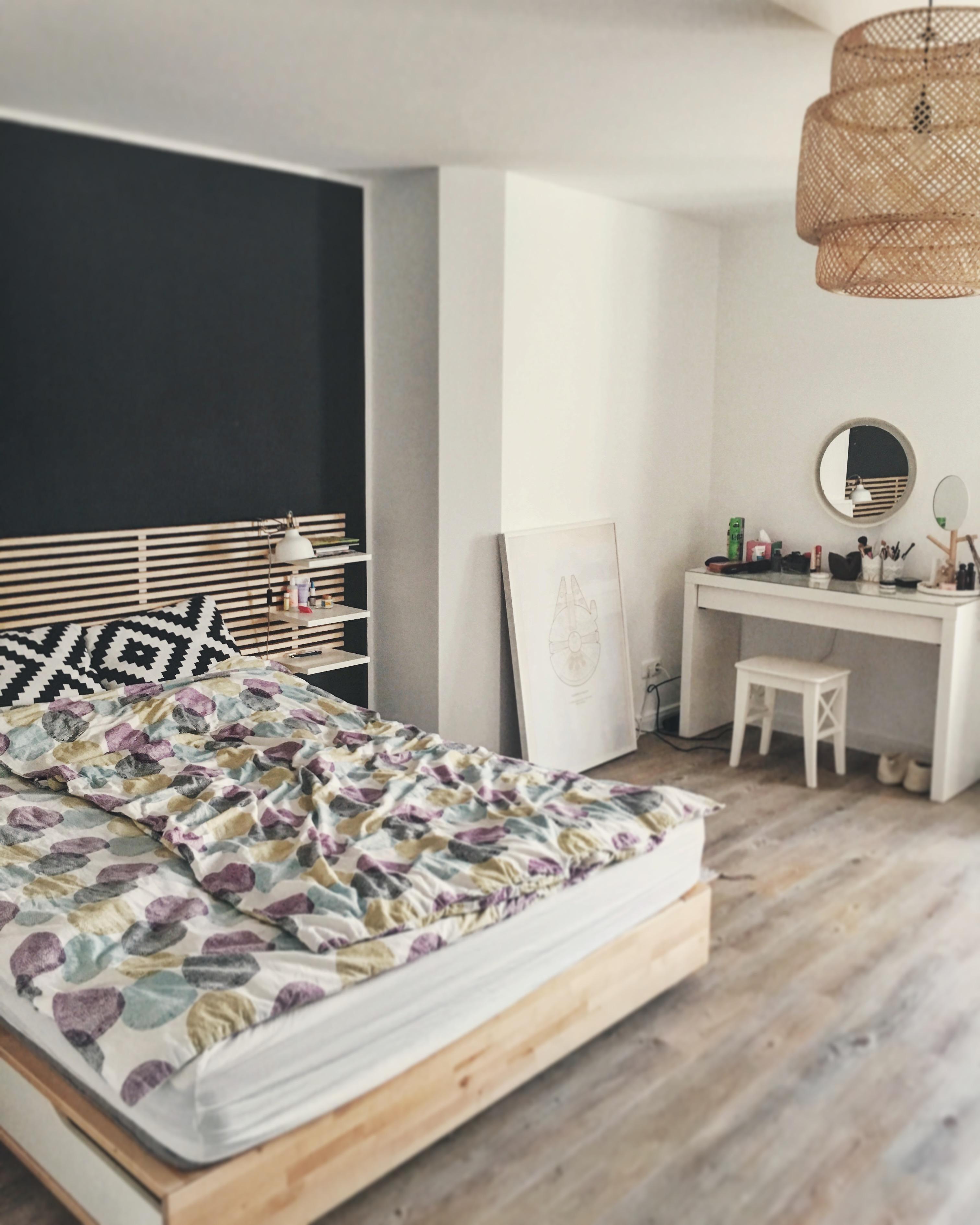 Schlafzimmer mit Kojen-Feeling dank abgesenkter Decke und dunkelgrauer Wand #schlafzimmer #hygge