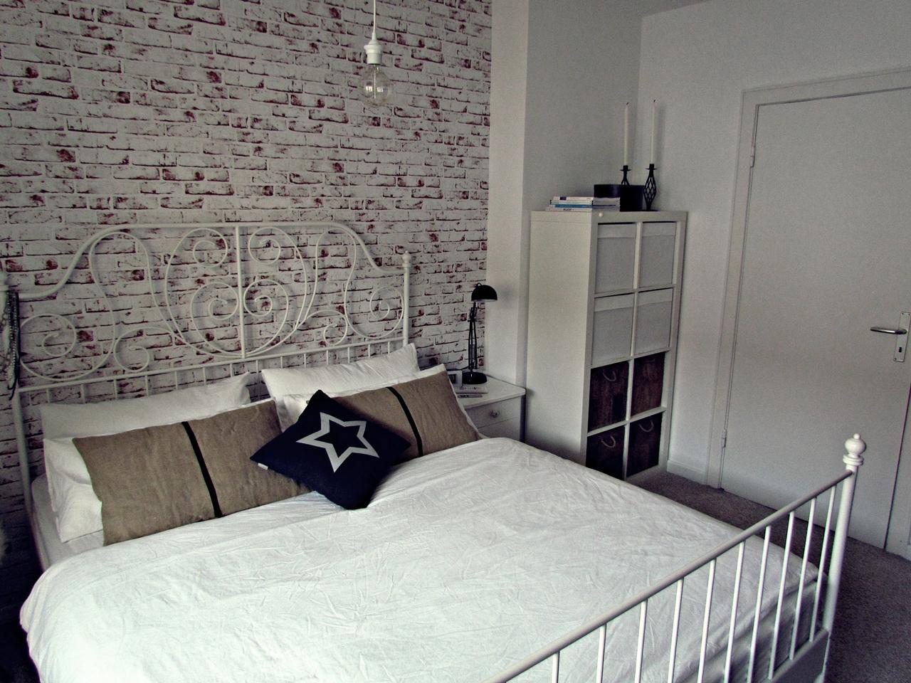 Schlafzimmer mit Maueroptik Wand #mauerwand #metallbett #sterndeko ©roomrevolution
