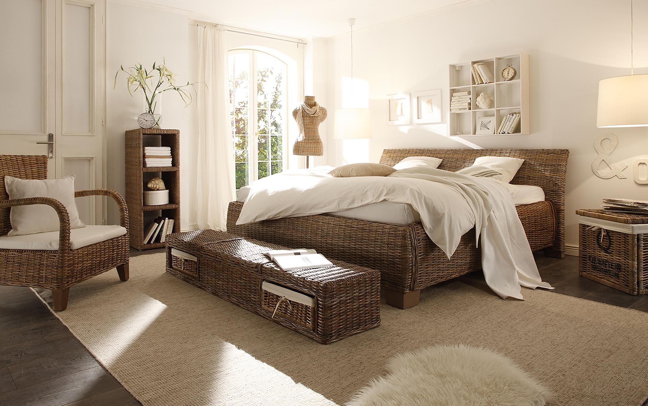 Schlafzimmer mit Rattan-Möbeln #bett #sessel #sitzbank #hängeleuchte #korbsessel #rattansessel ©Massivum