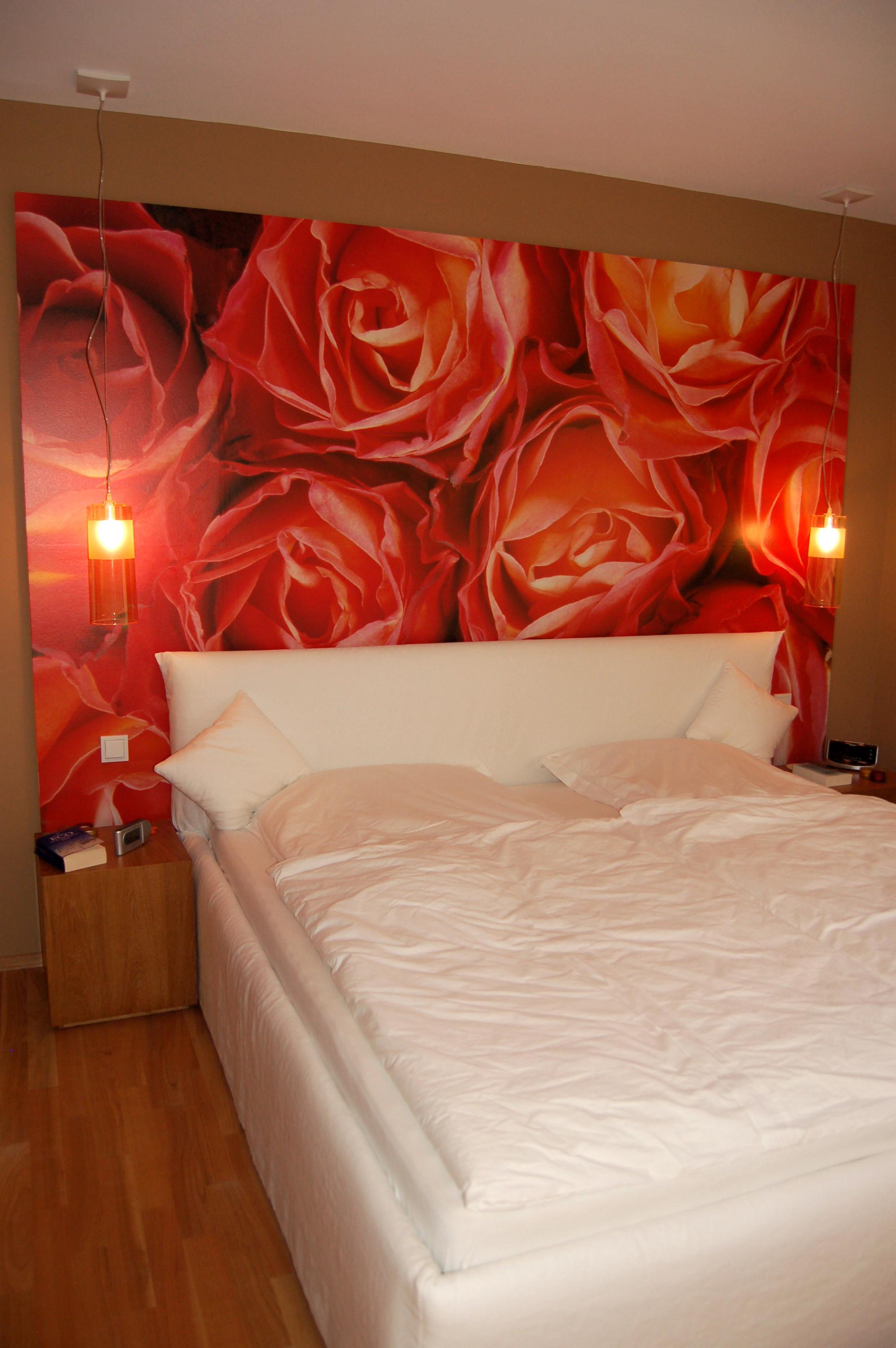 Schlafzimmer mit Rosen #wandleuchte #fototapete #schlafzimmergestalten ©Yvette Sillo
