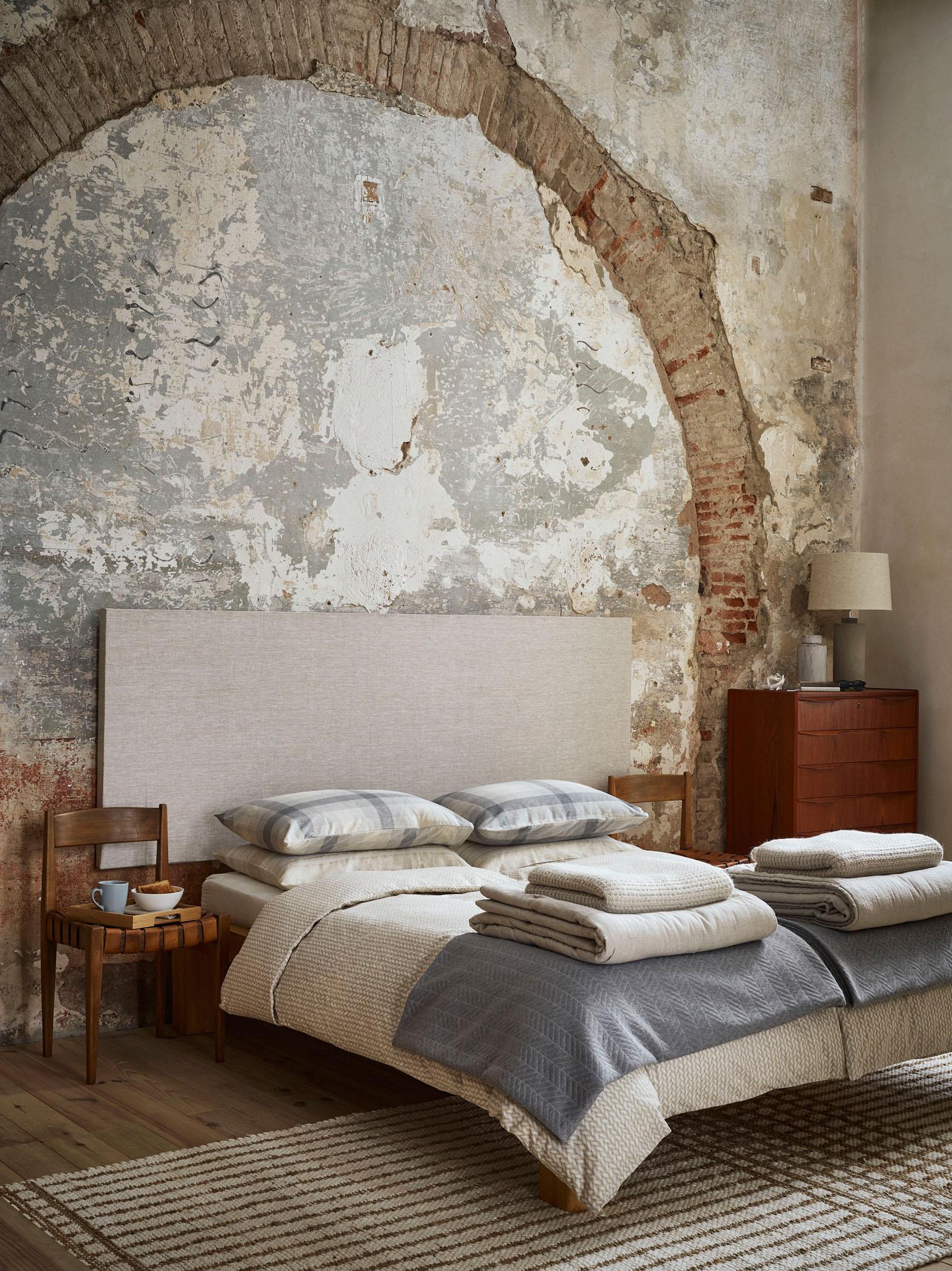 Schlafzimmer mit rustikalem Flair #stuhl #bett #teppich #bettwäsche #mediterran #tagesdecke #kommode #gestreifterteppich #rustikal #zarahome #rundbogen #zimmergestaltung ©Zara Home