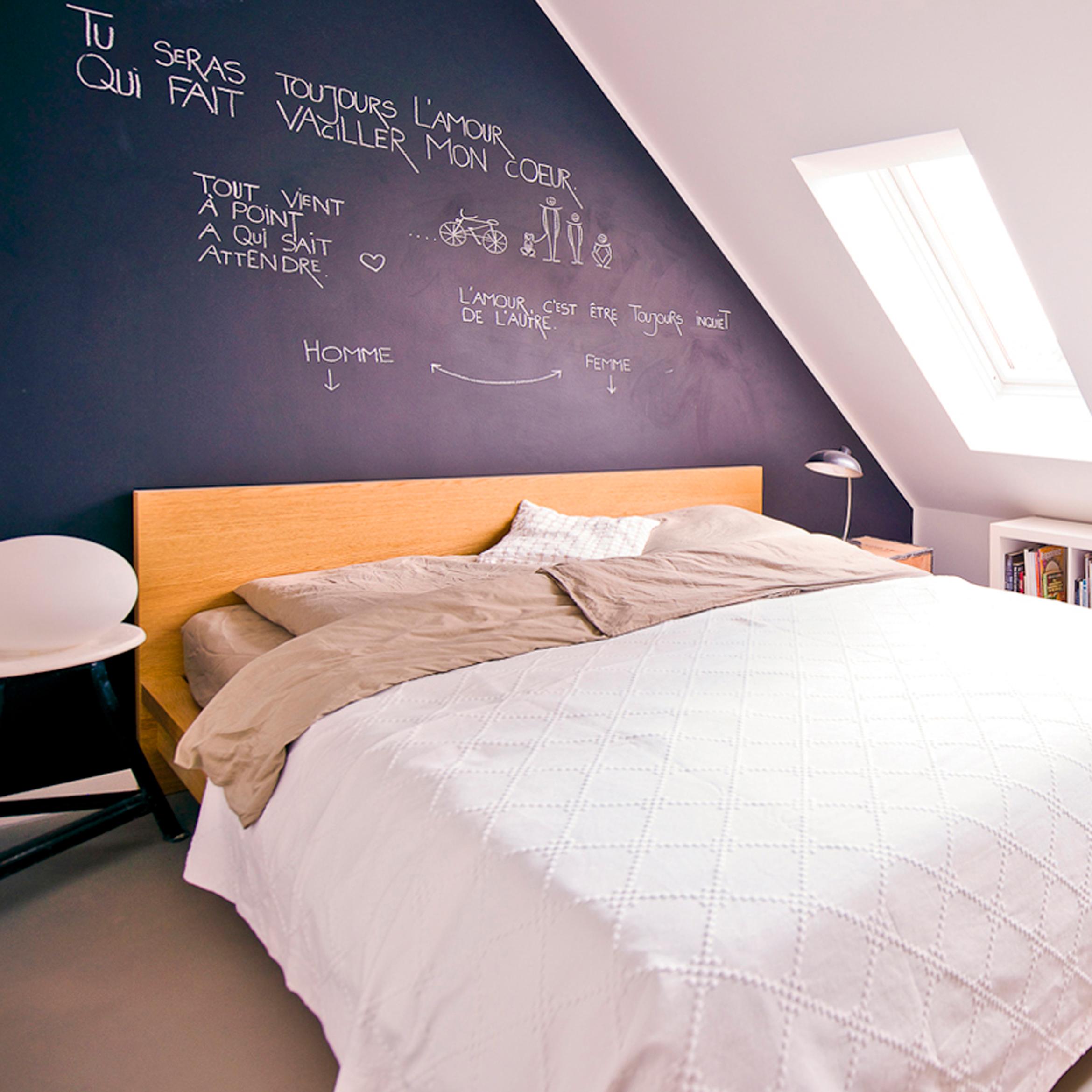 Schlafzimmer mit schwarzer Tafelfarbe #betonboden #bett ©Zolaproduction