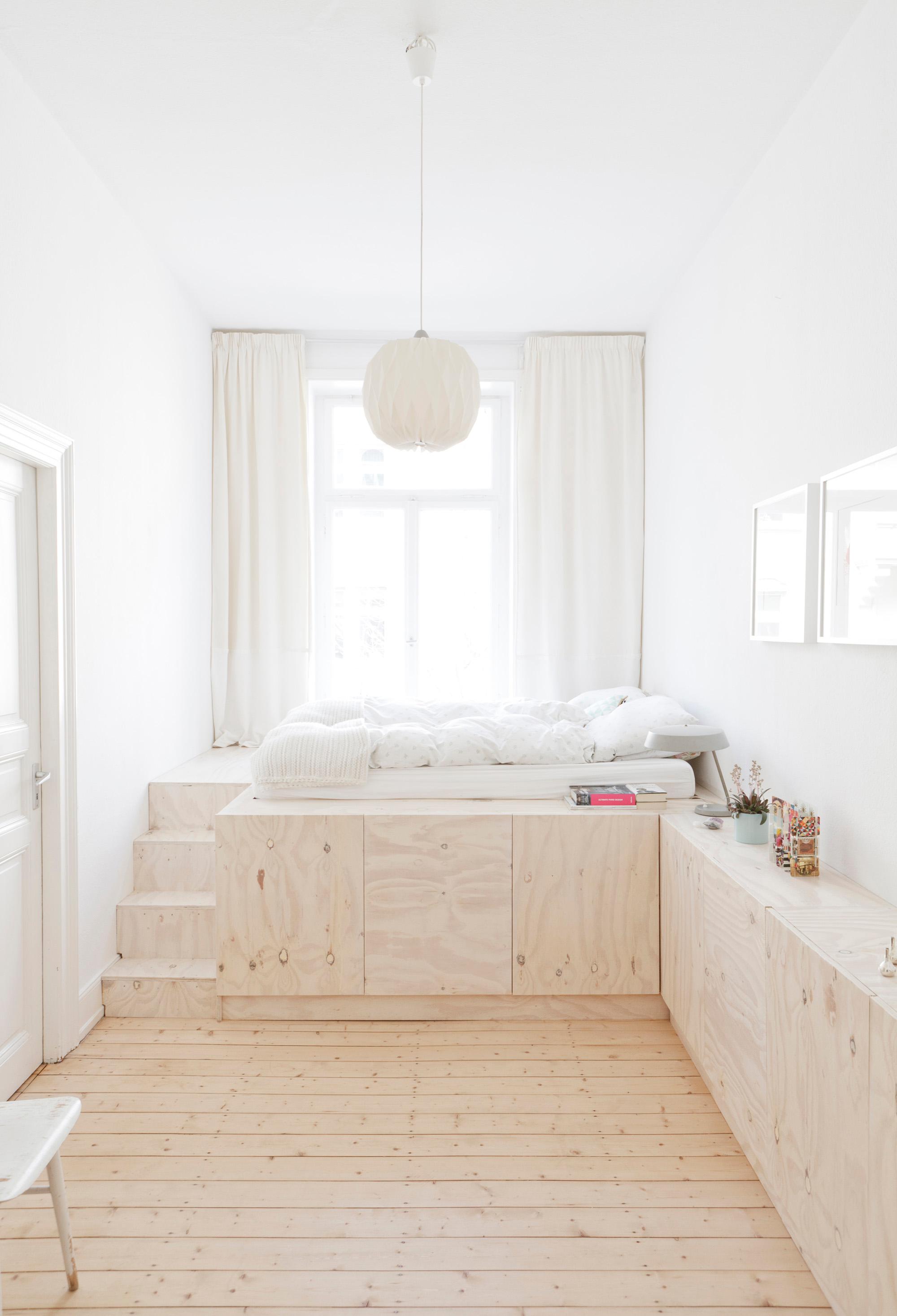 Schlafzimmer mit Sideboard-Bettpodest-Kombination #bett #sideboard #pendelleuchte #podest #hochbett #schlafzimmergestalten ©STUDIO OINK