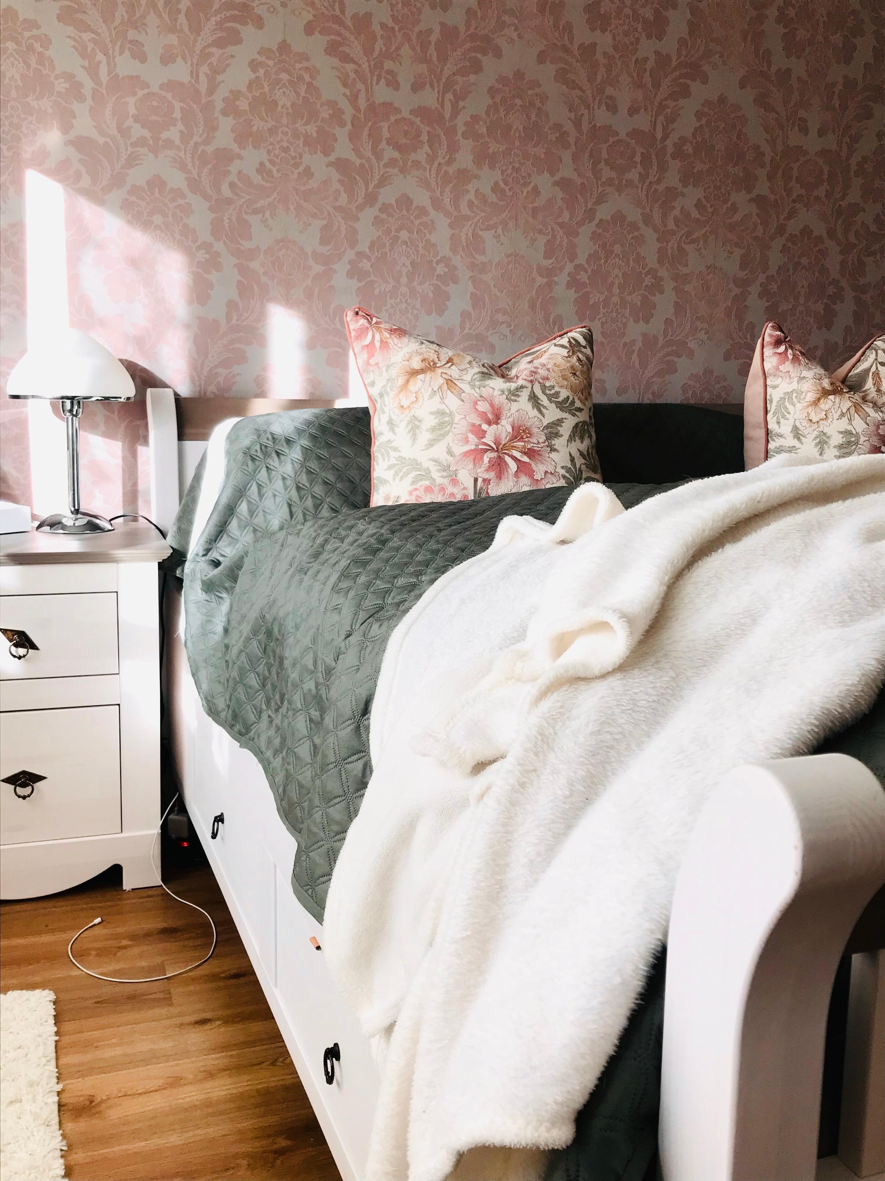 Schlafzimmer mit Sonnenschein 🛏
#bett #bedroom #cozyhome #sunshine #happy #kissen #tagesdecke #nachttisch #tapete