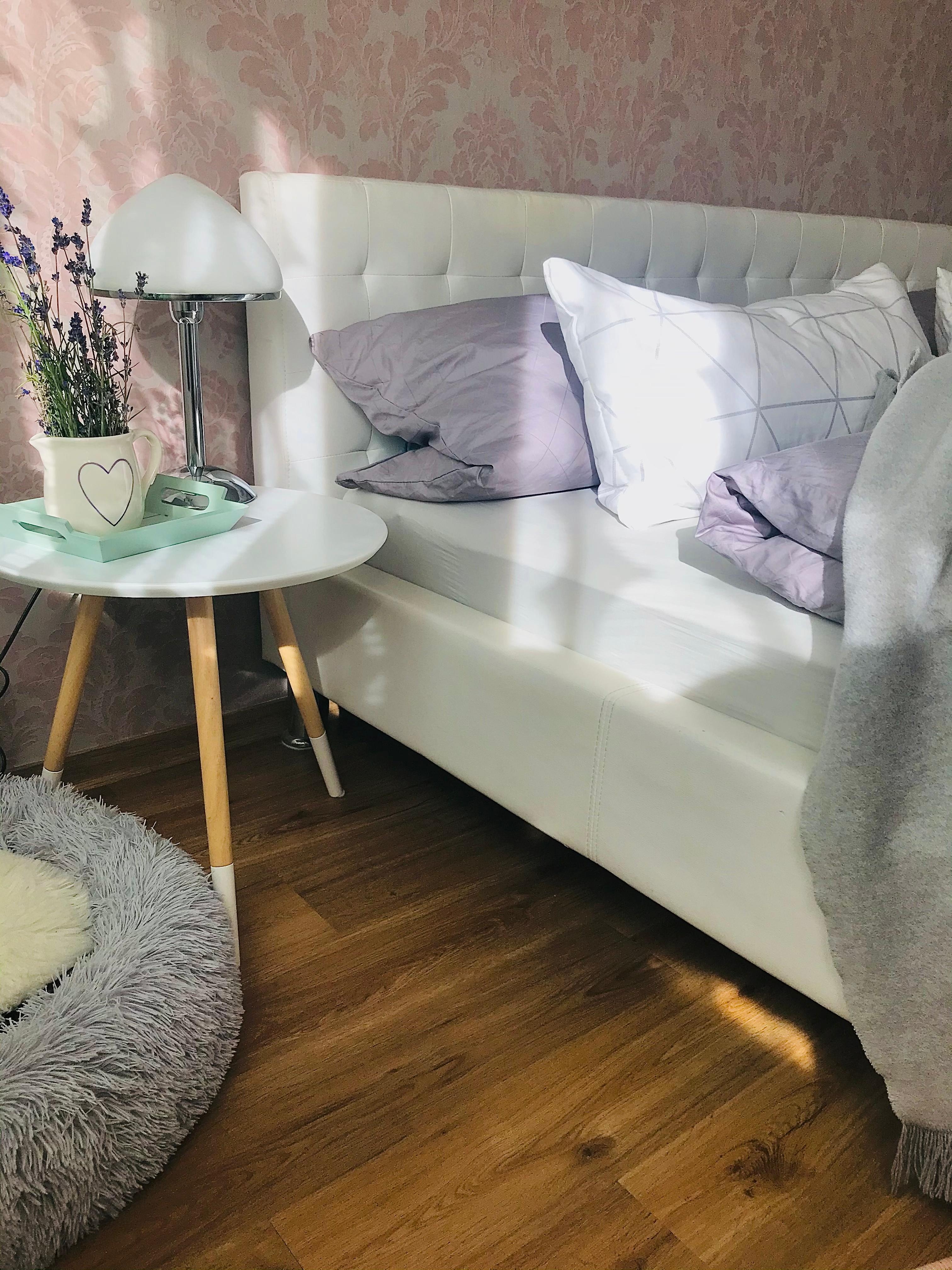 Schlafzimmer, mit Sonnenschein ☀️ 
#cozyplace #sleepwell #traumtapete 
#lavendelblueten 🤍