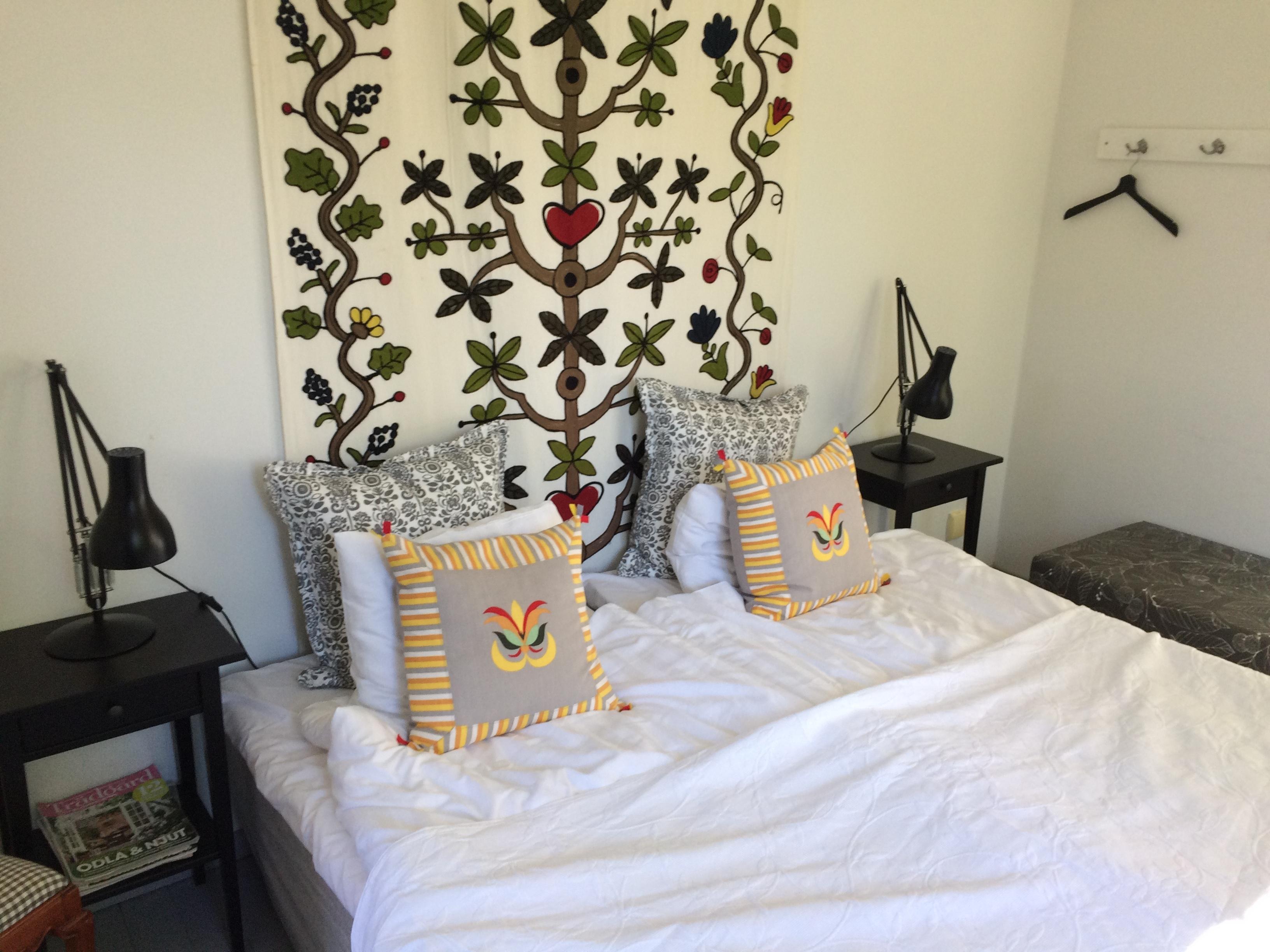 Schlafzimmer mit Wandteppich im Ethno-Look #nachttisch #wandteppich ©Andrea_Fischer