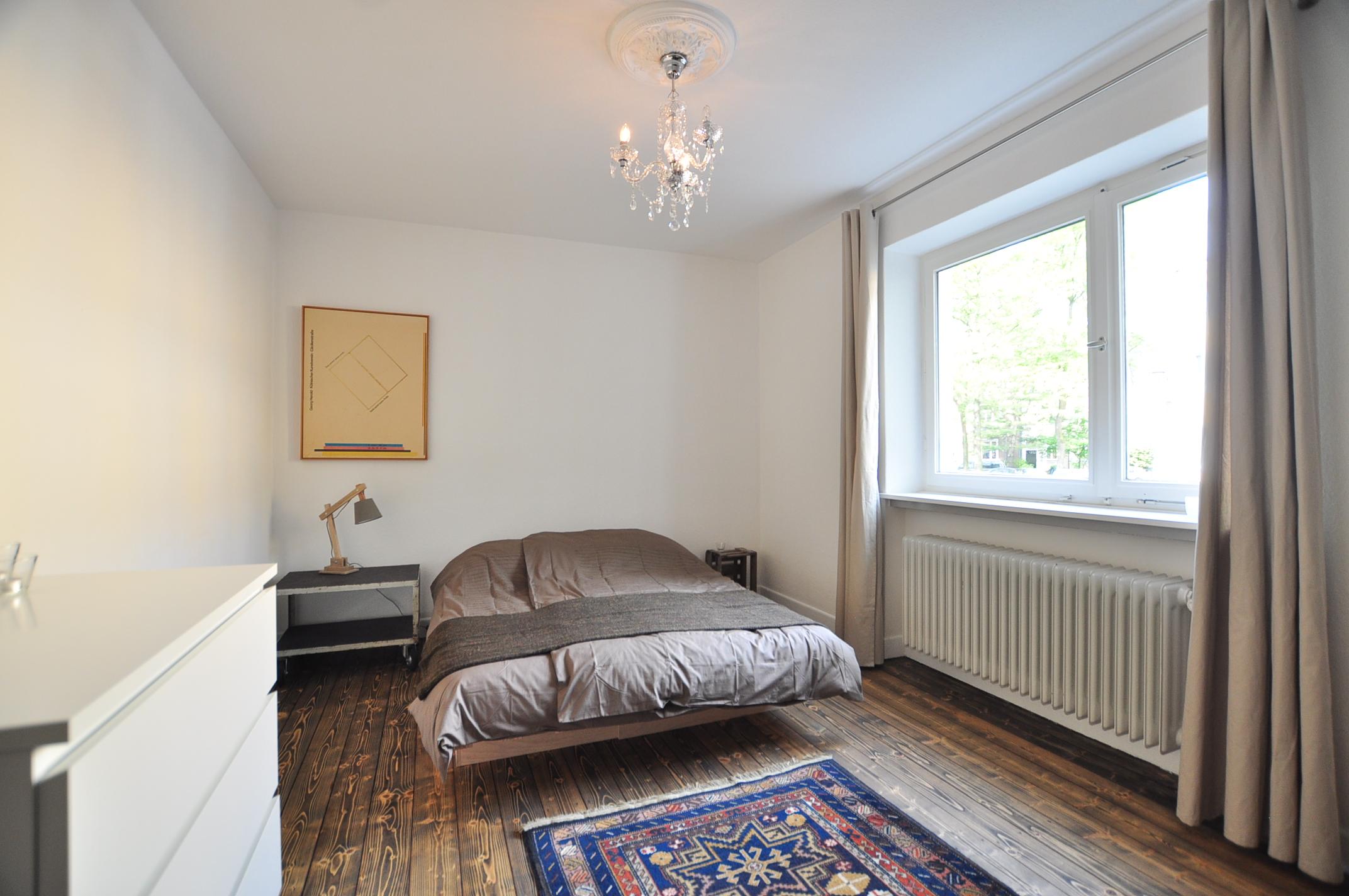 Schlafzimmer_ möblierte Wohnung #bodenbelag #kronleuchter #perserteppich ©e-rent Agentur / Alina Edelstein