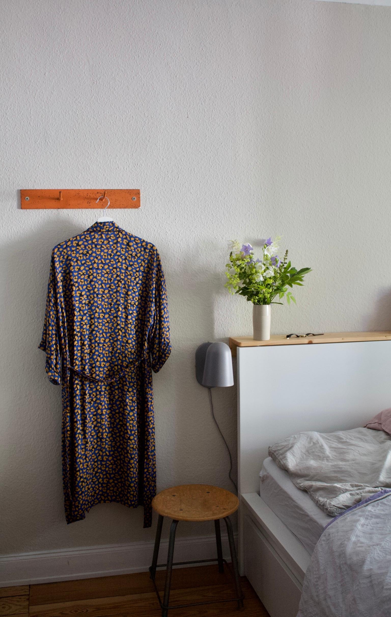 #schlafzimmer #morgenmantel #wildblumen #ikea #bett #hocker #vintage 