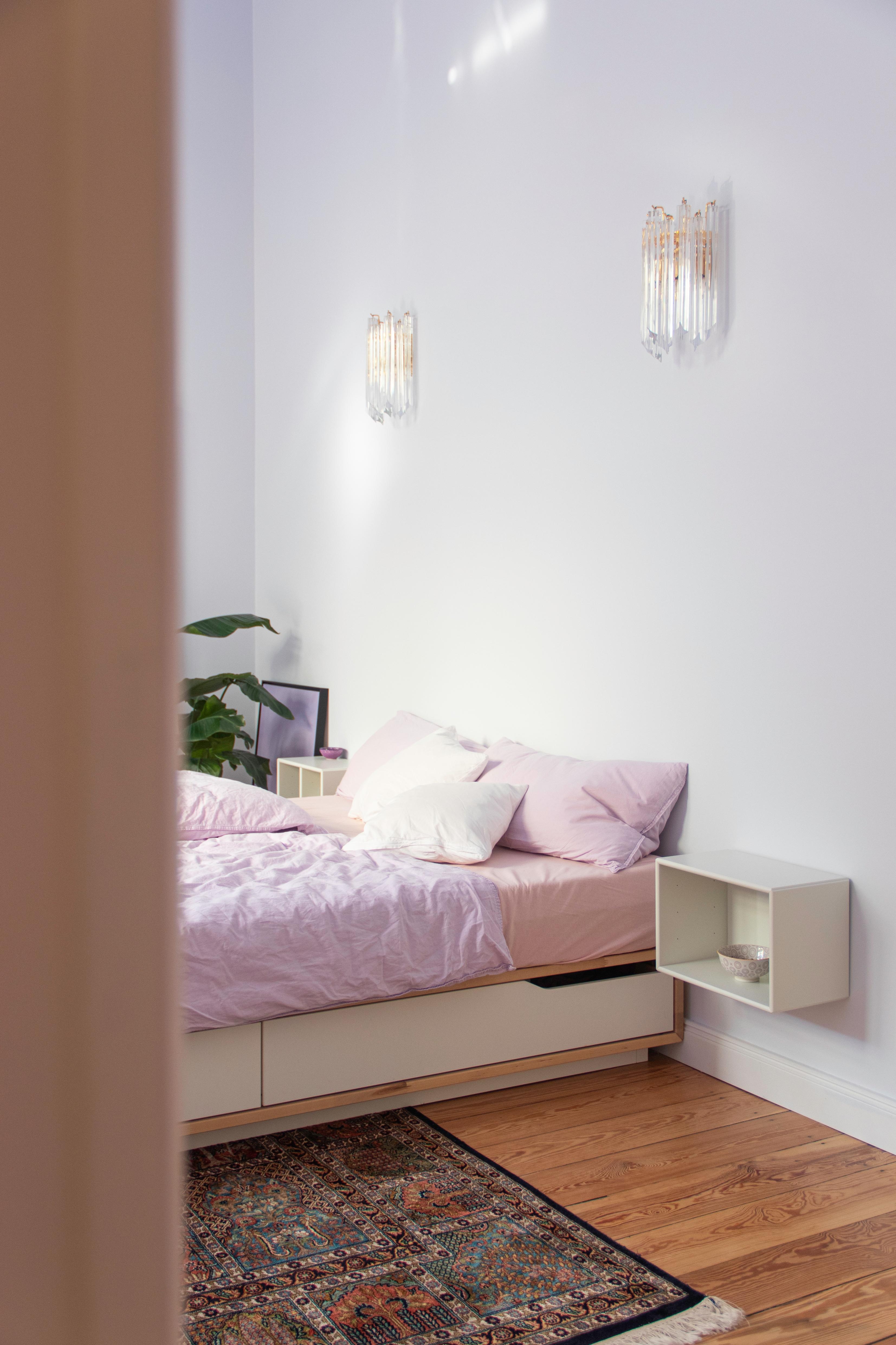 #Schlafzimmer #Pastell #Frühling #Couchliebt #Couchstyle #Hellblau #Bett #Nachttisch #Wandleuchte #Flieder