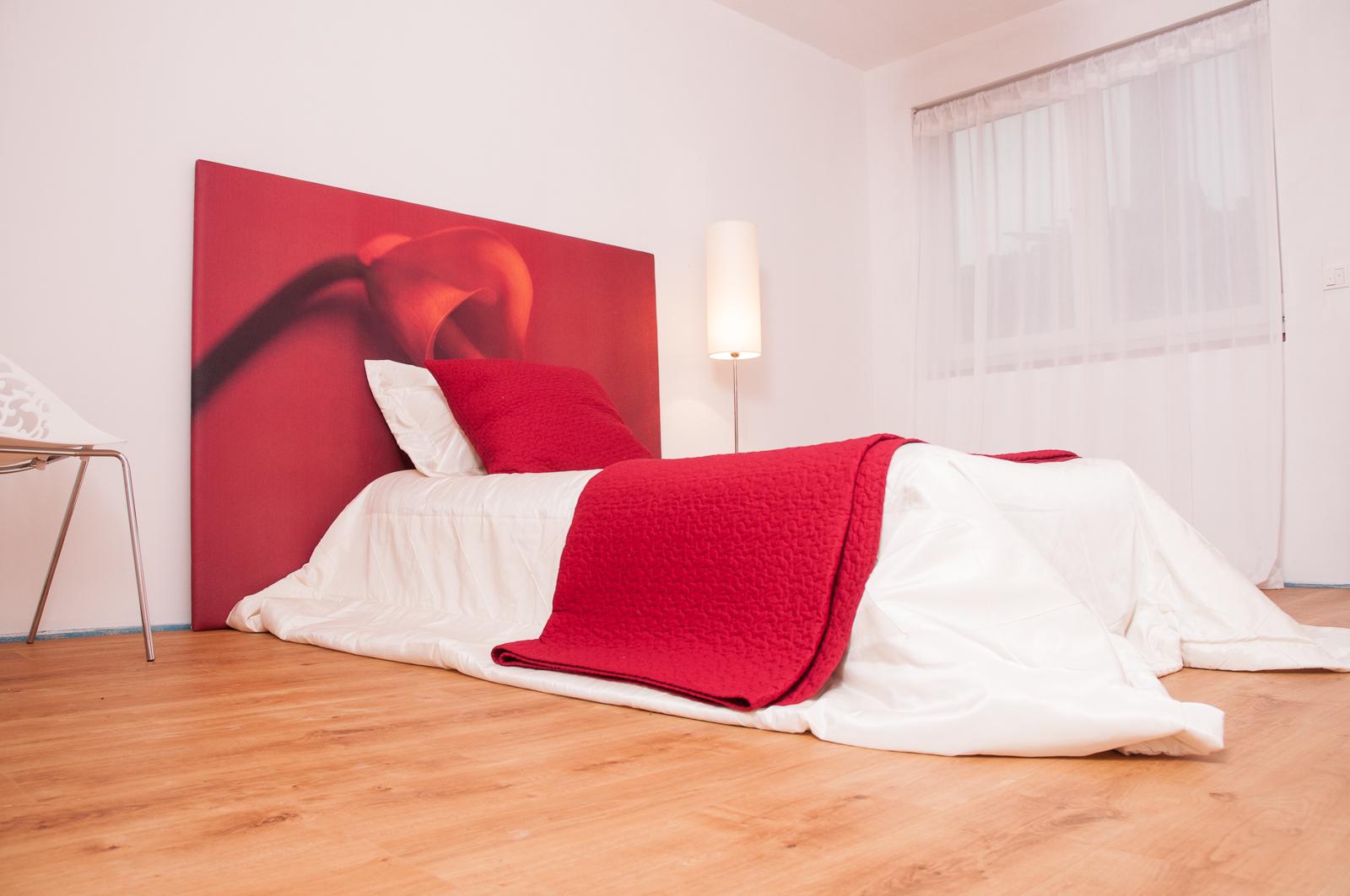 Schlafzimmer Rot/Weiss #bett #tagesdecke ©Luna Homestaging