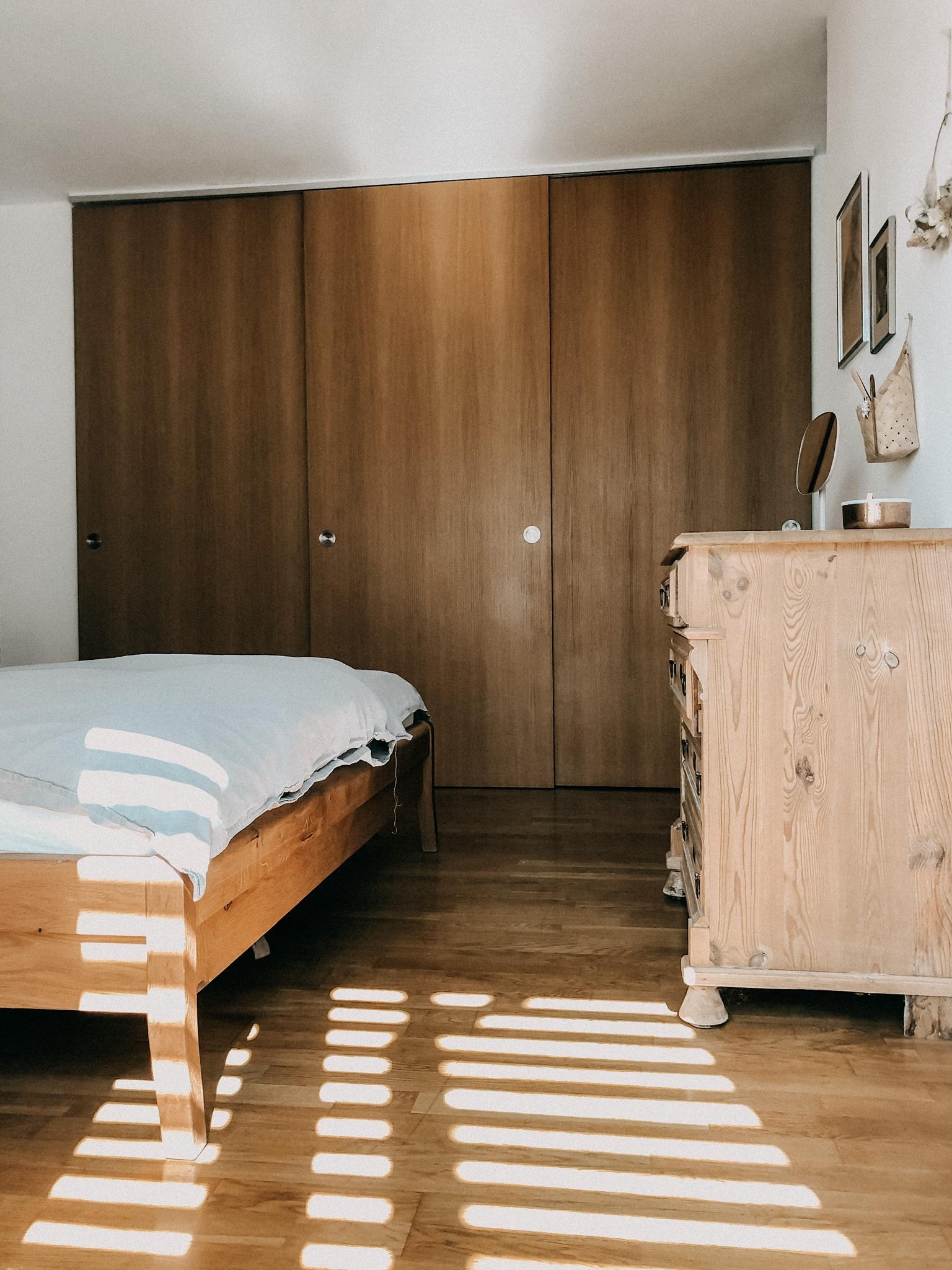 Schlafzimmer 
#schlafzimmer #bedroom #kleiderschrank #holzschiebetür #eichenholz #sunlight #sonnenstrahlen