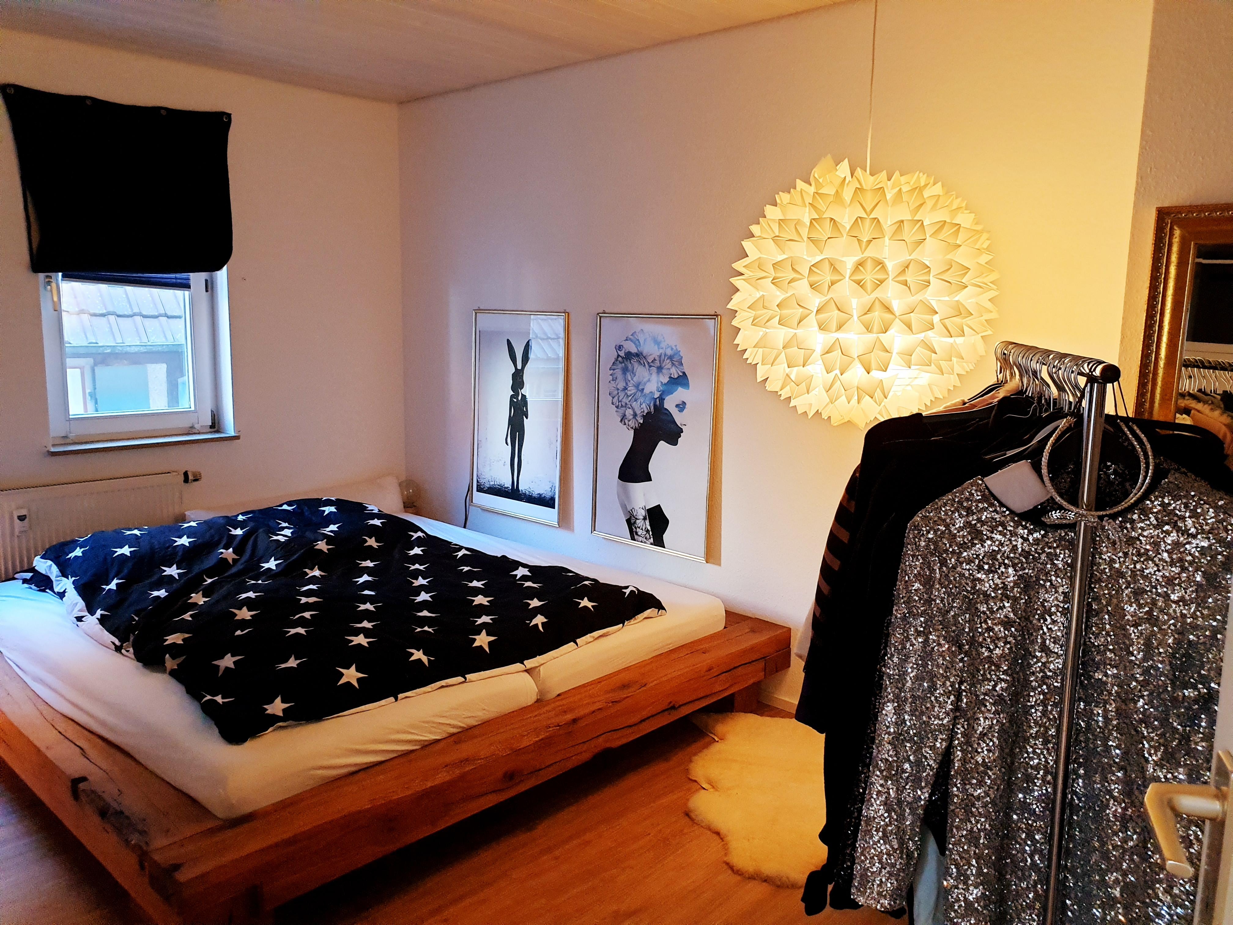 #schlafzimmer #schwarzweiß #lampe #diy #gold #kunst #bett #eiche #eichenbalken #nachher
