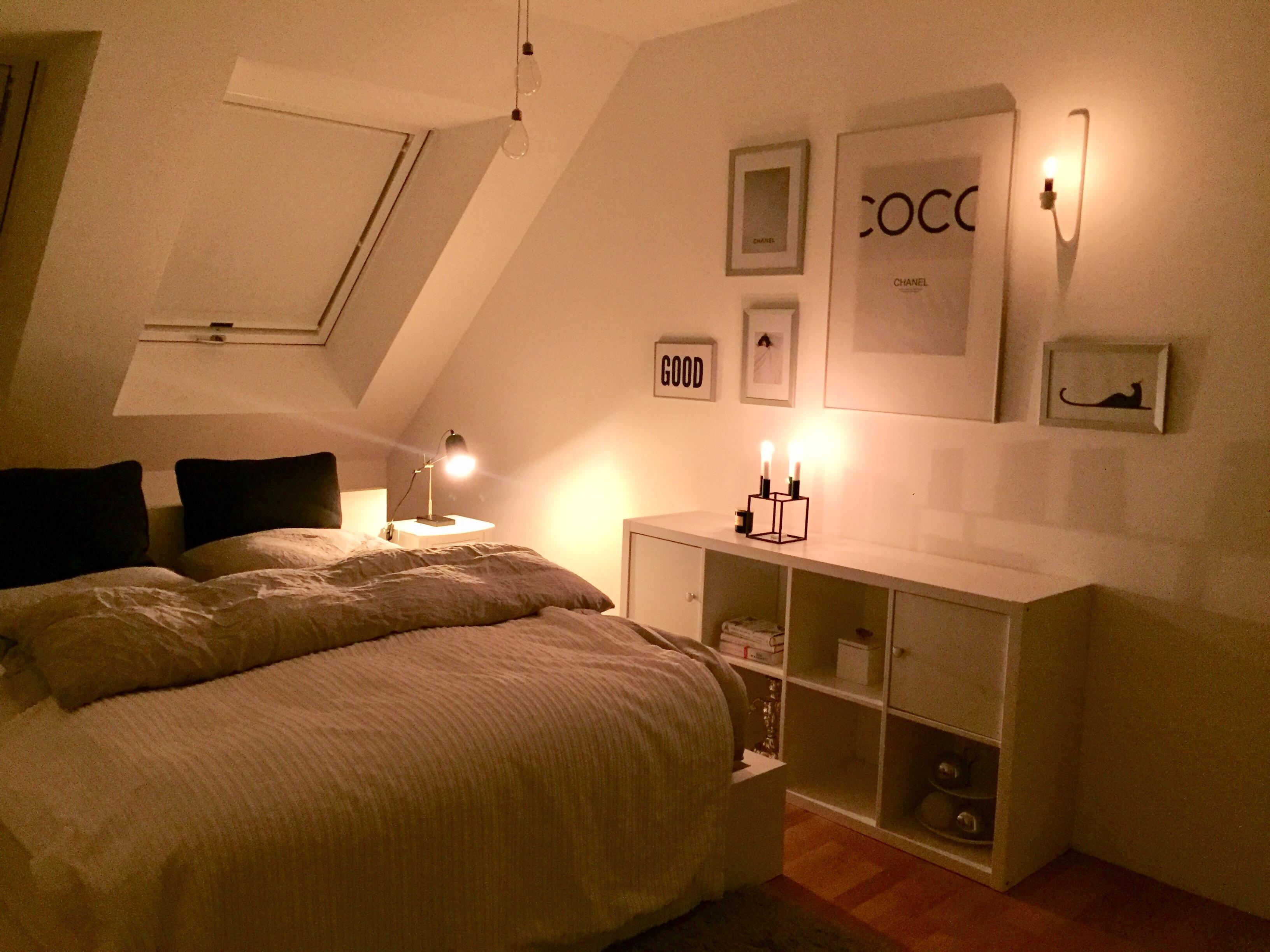 Schlafzimmer unterm Dach: am besten ohne Schrank 😇
#schlafzimmer #dachgeschoss #lichtquellen #schwarzweiss