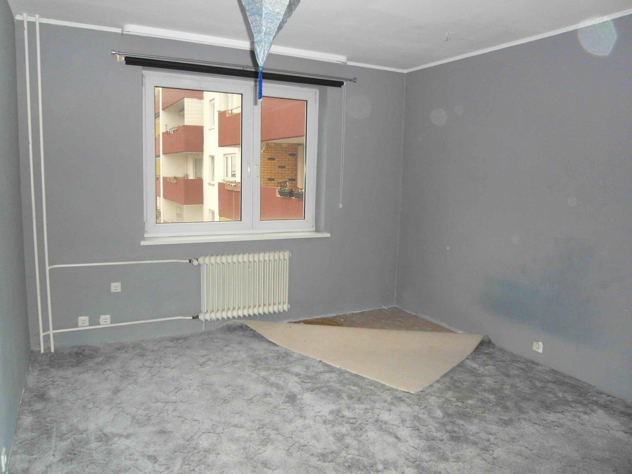 Schlafzimmer vorher #teppich #hängeleuchte #grauewandfarbe ©artenstein