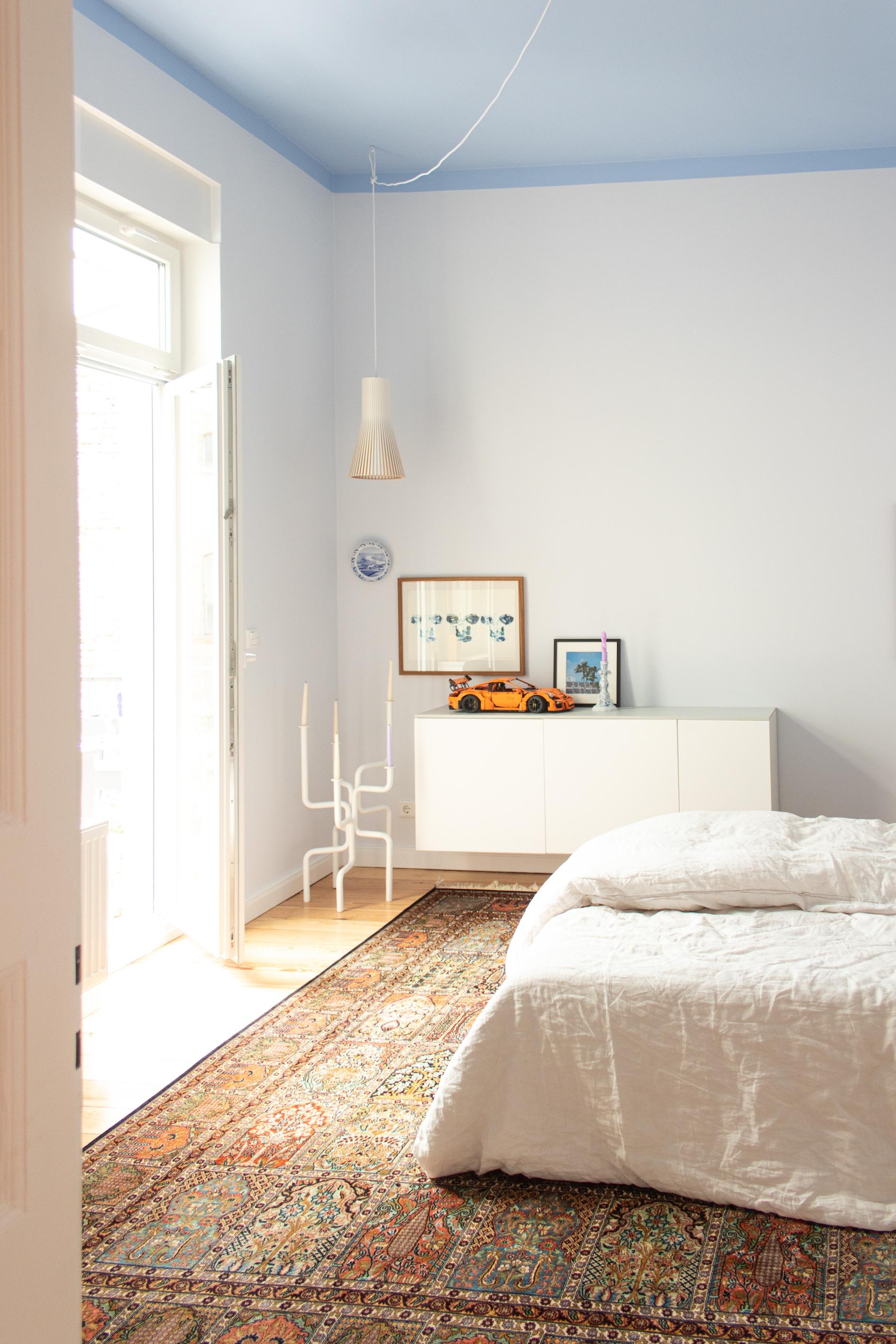 #schlafzimmer #wandfarbe #pastell #hellblau #blau #bett #couchstyle #couchliebt #teppich #sideboard