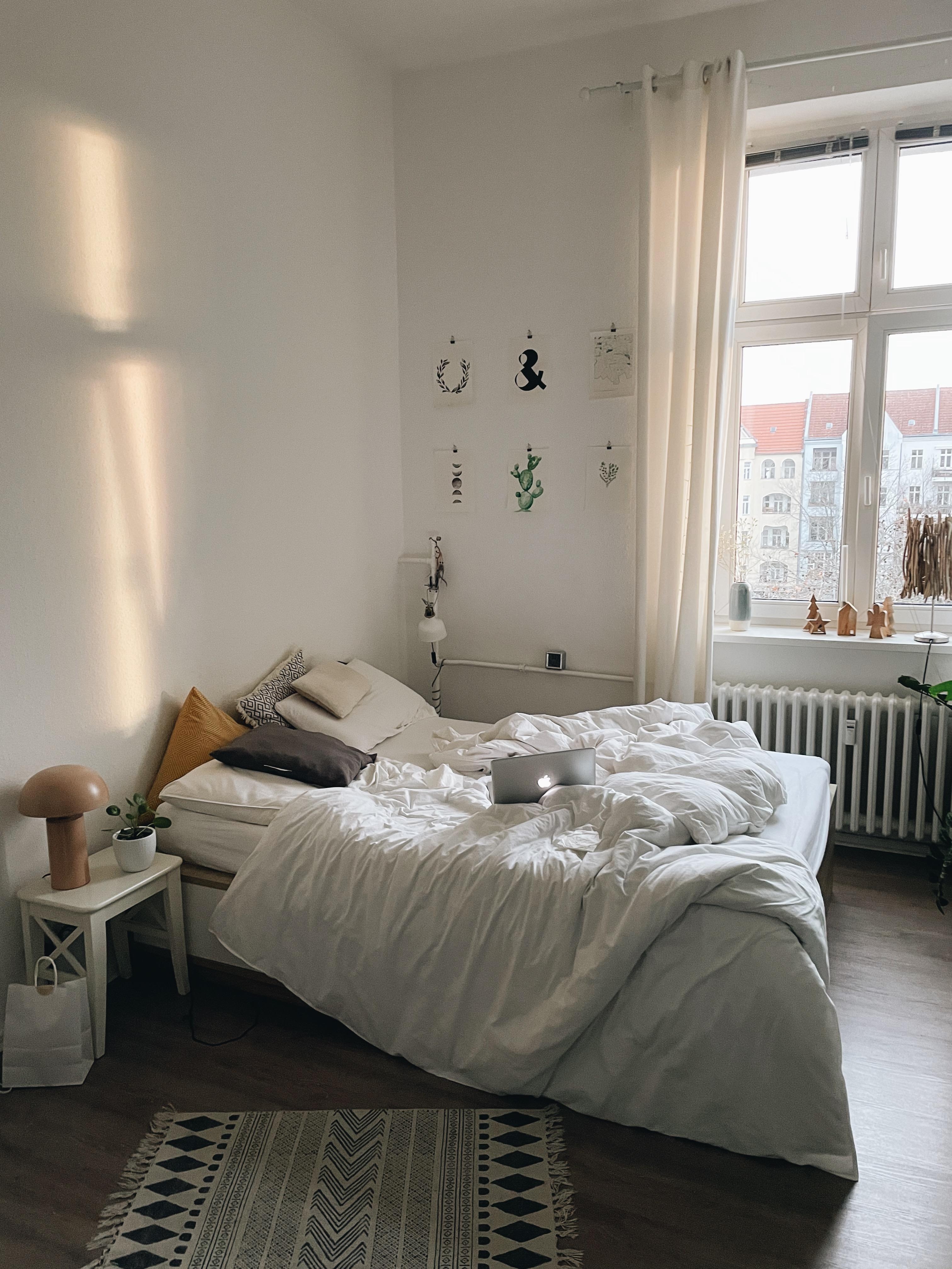 #schlafzimmer #weißebettwäsche #altbauliebe #fenster #licht #sonne #morgensonne