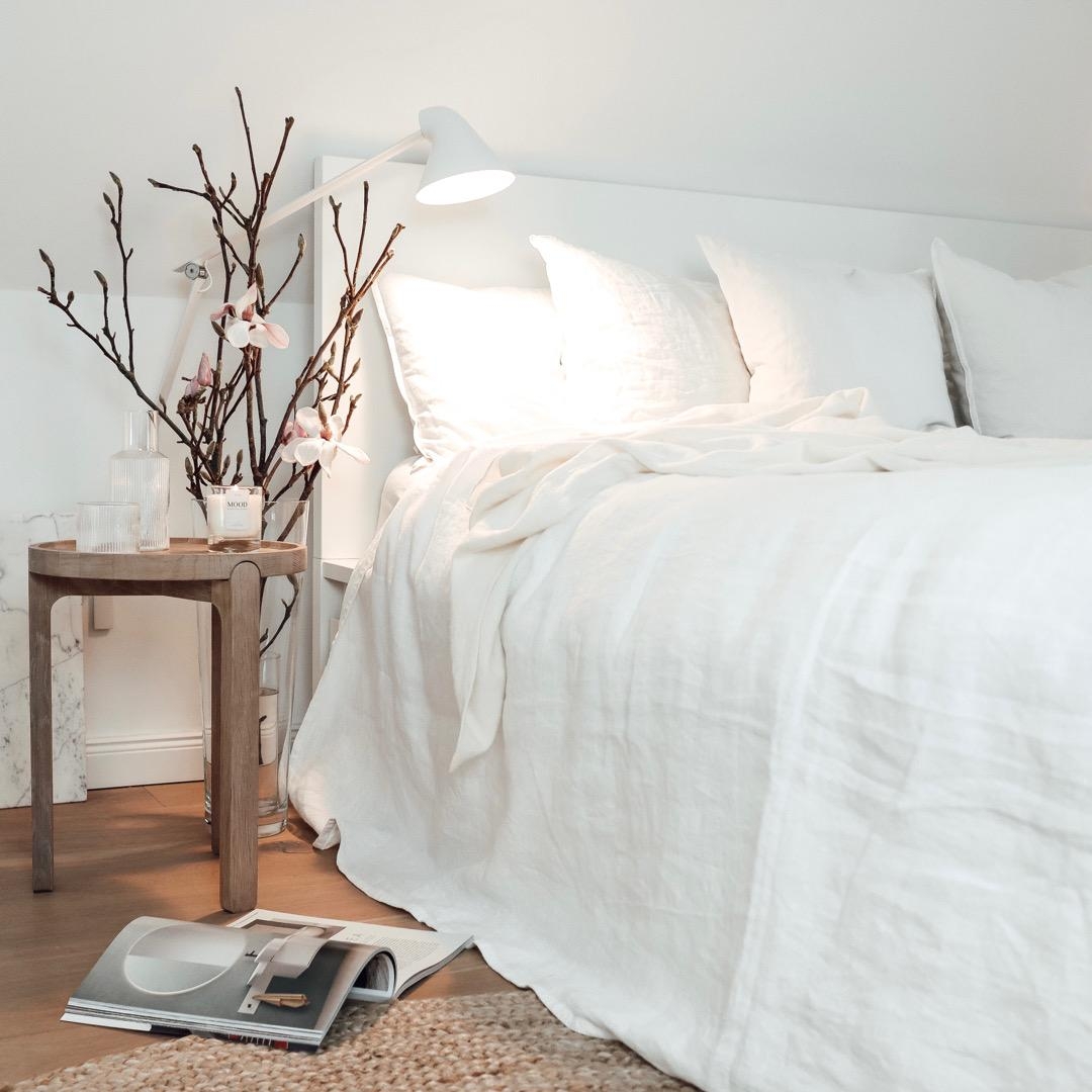 #schlafzimmer #weißesschlafzimmer #leinenbettwäsche #magnolien #frühlingsdeko #natürlichematerialien