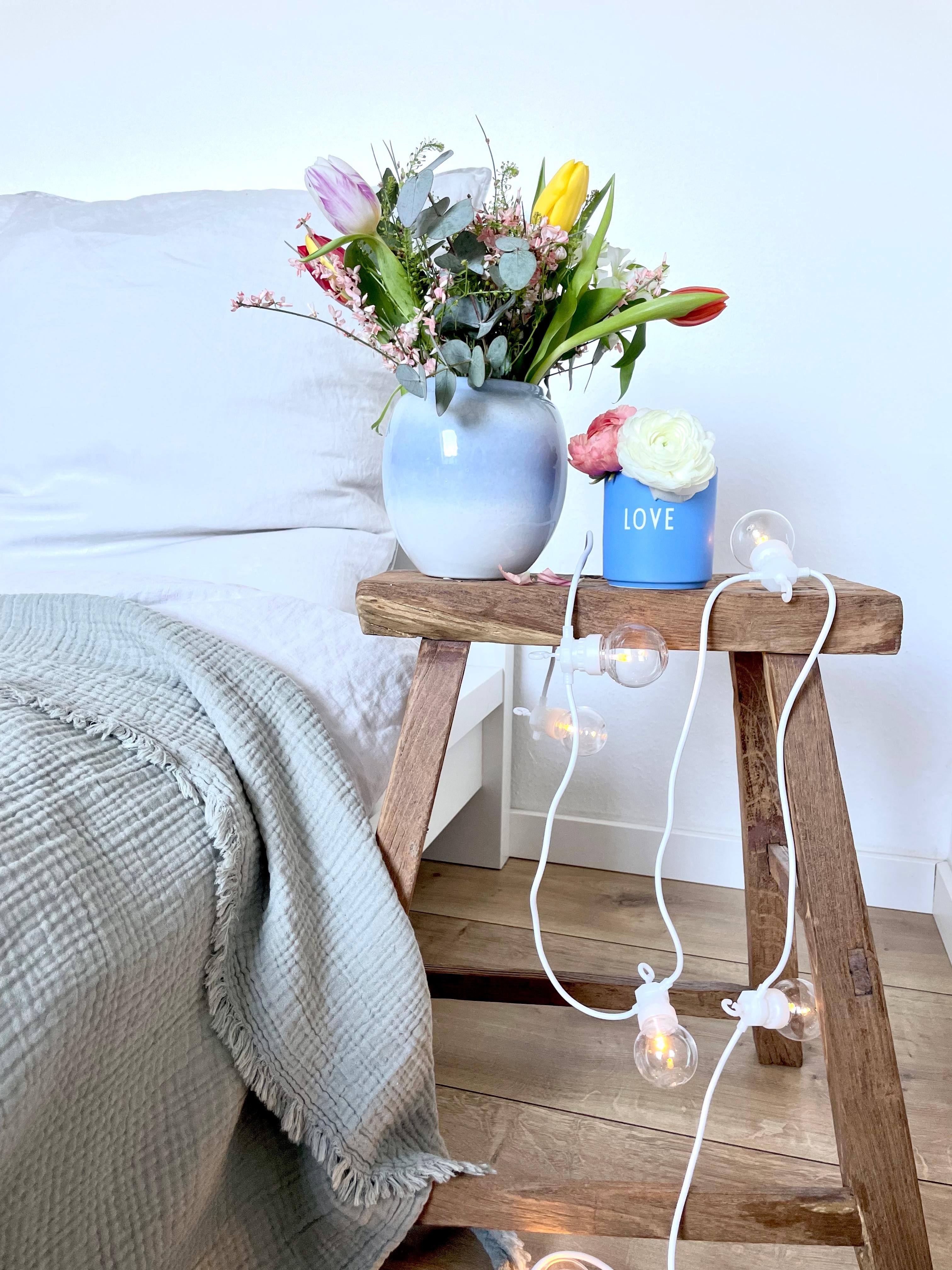 #schlafzimmer #wohnidee #bedroom #dekoidee #hygge #cozy #living #couchstyle#blumen #blumenliebe #vase#vasenliebe#flower