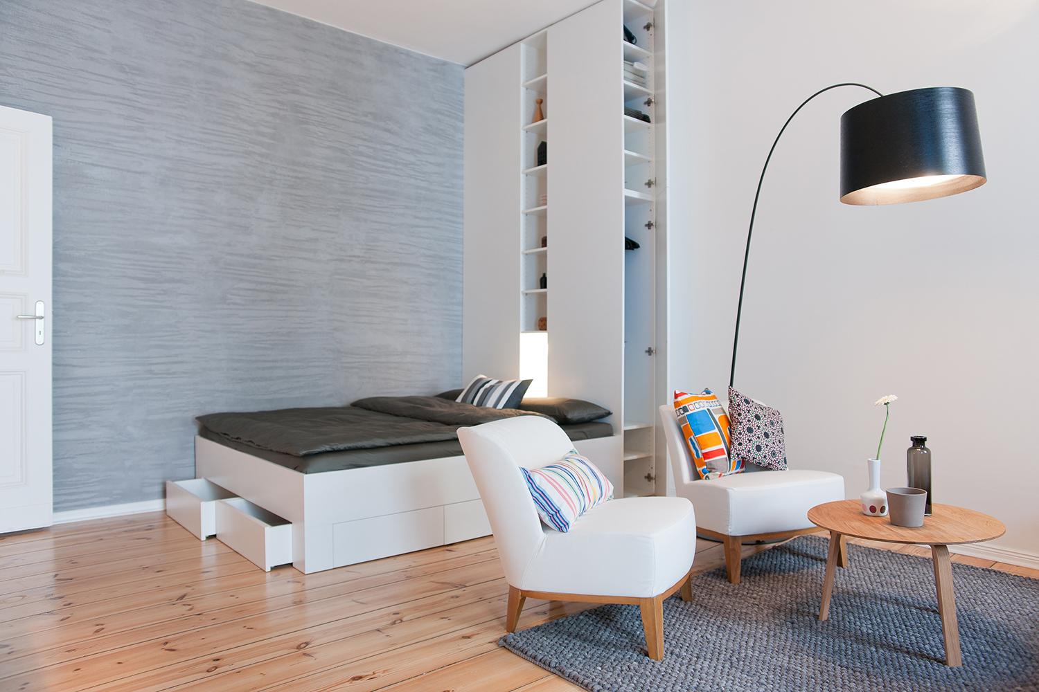 Schlafzimmer, Wohnzimmer #couchtisch #bogenlampe #sessel #bettkasten #ikea #minimalismus ©White Apartments