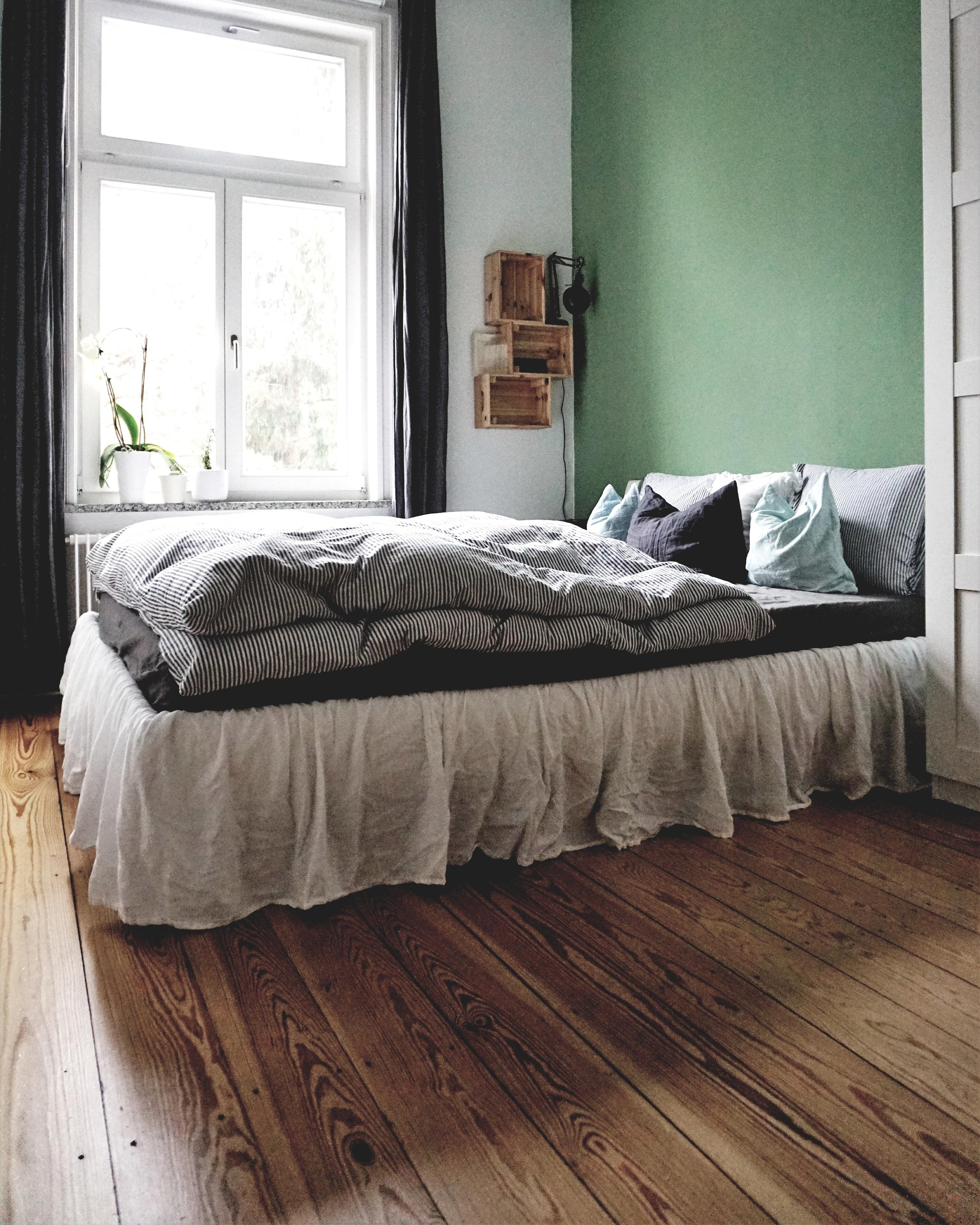 Schlafzimmerblick #Schlafzimmer #Bett #Altbau #Altbauliebe #grüneWand #Regal #Ikeahack 