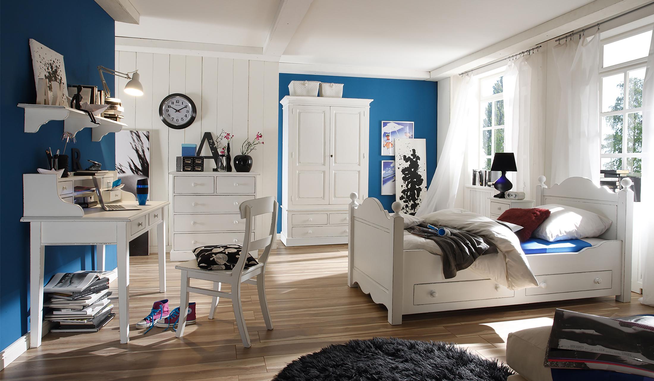 Schlafzimmergestaltung in Blau-Weiß #stuhl #bett #teppich #bettwäsche #schrank #kommode #wanduhr #sekretär #weißerstuhl #lampe #weißersekretär #blauewandfarbe ©Massivum