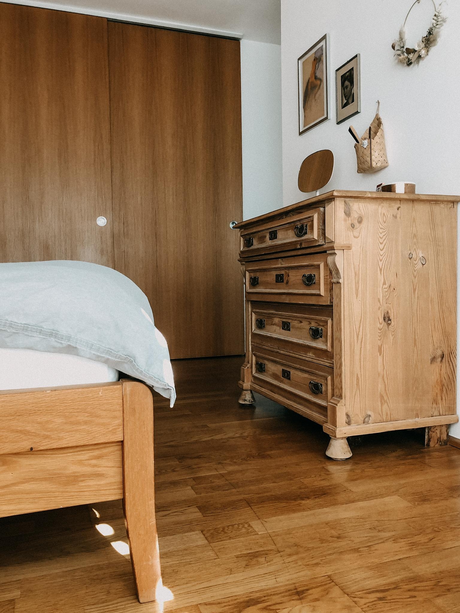 Schlafzimmeridyll
#schlafzimmer #sleepingroom #holzbett #woodenbed #schiebetür #eichenholz #kommode #dresser #oakwood 