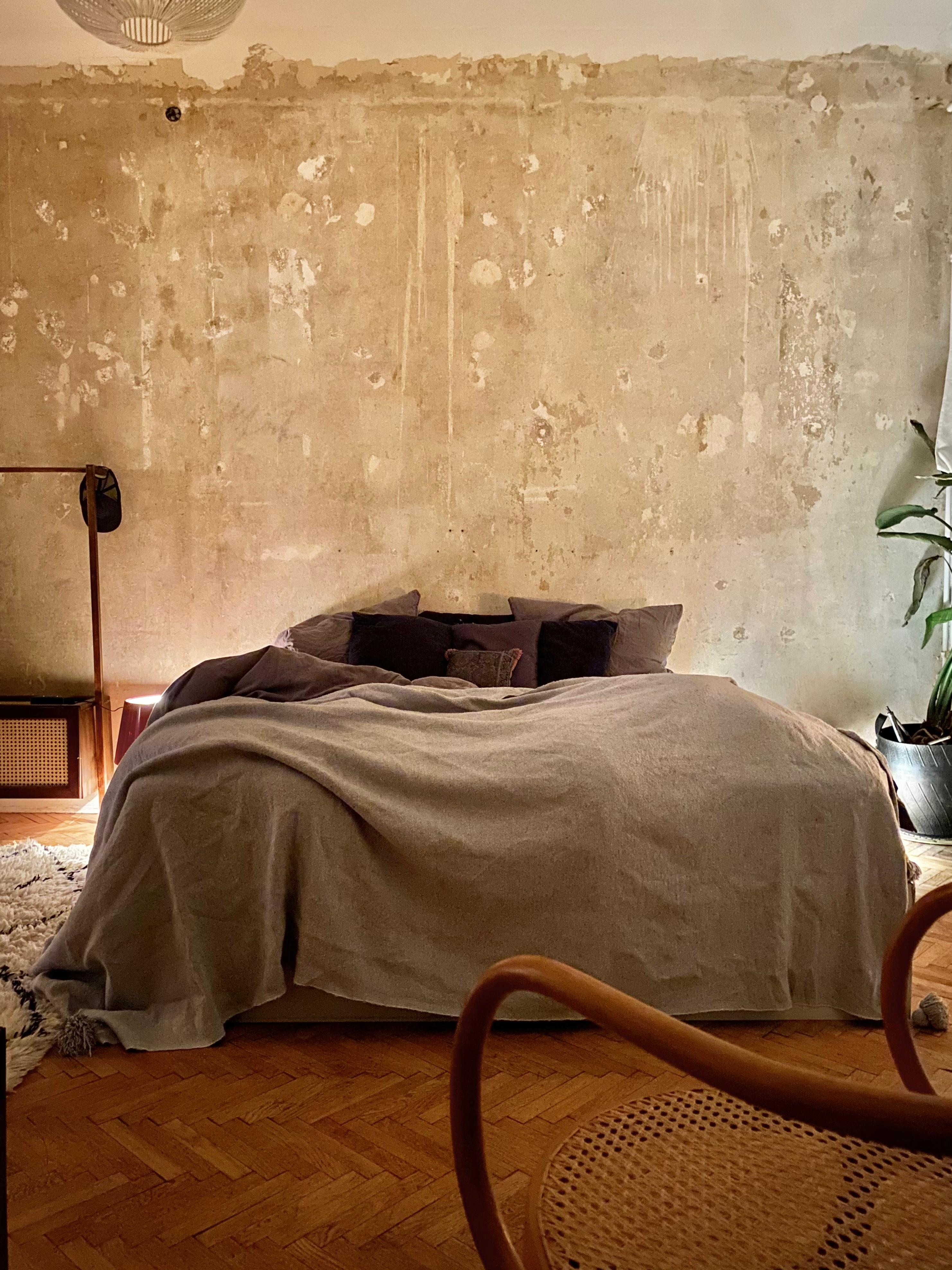 Schlafzimmerwand in progress no. 2! ⭐️♥️ #Schlafzimmer #bett #kerzen #kamin #holzboden #renovierung