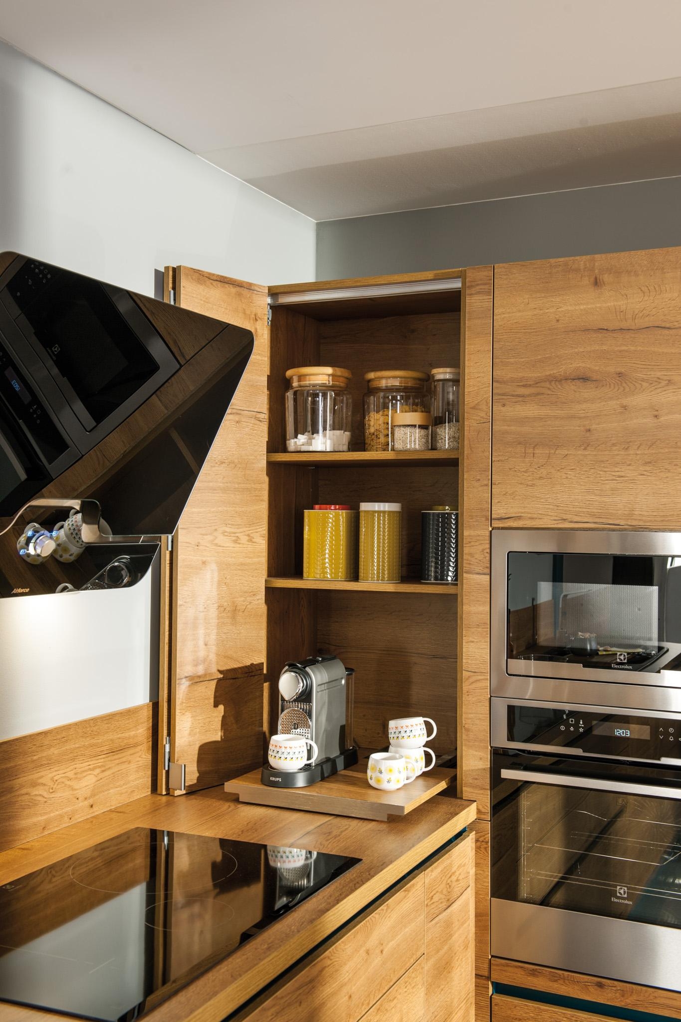 Schlau verstaut und doch griffbereit. SCHMIDT bietet praktische Lösungen zur Integration von Küchengeräten an. #Elektro