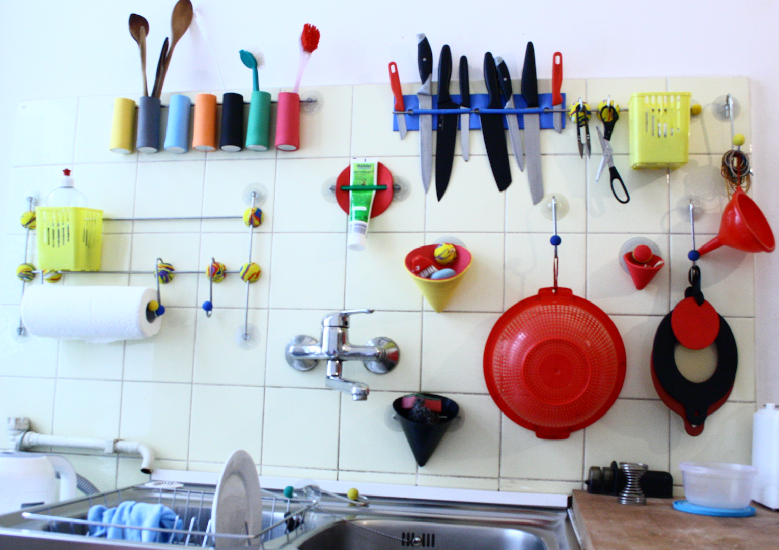 schlaue Küchenwand 2 #aufbewahrung ©www.design-konzeptamsaugnapf.de/Barbara Manz
