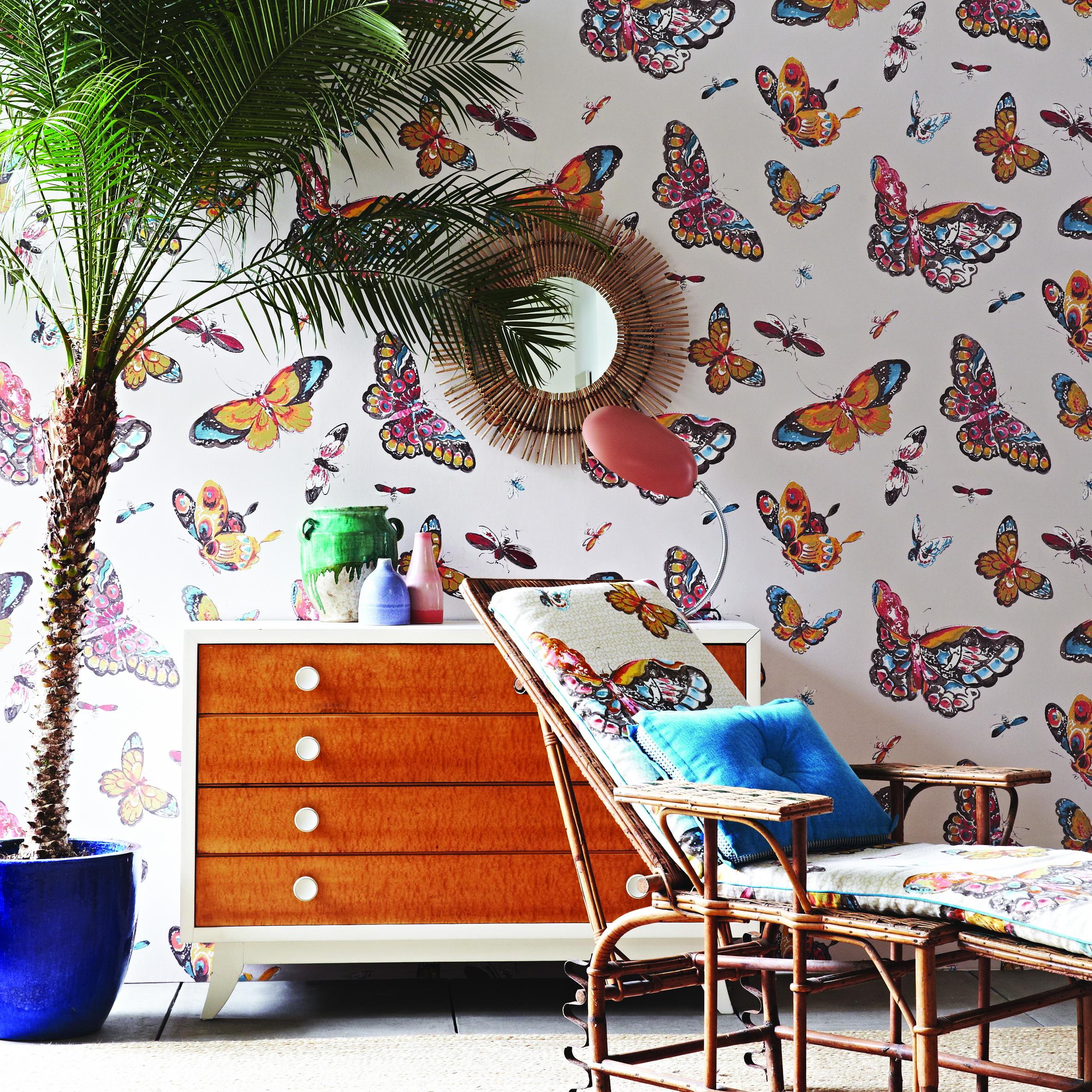 Schmetterlinge als Wandgestaltung #kommode #mustertapete #liegestuhl ©Pierre Frey