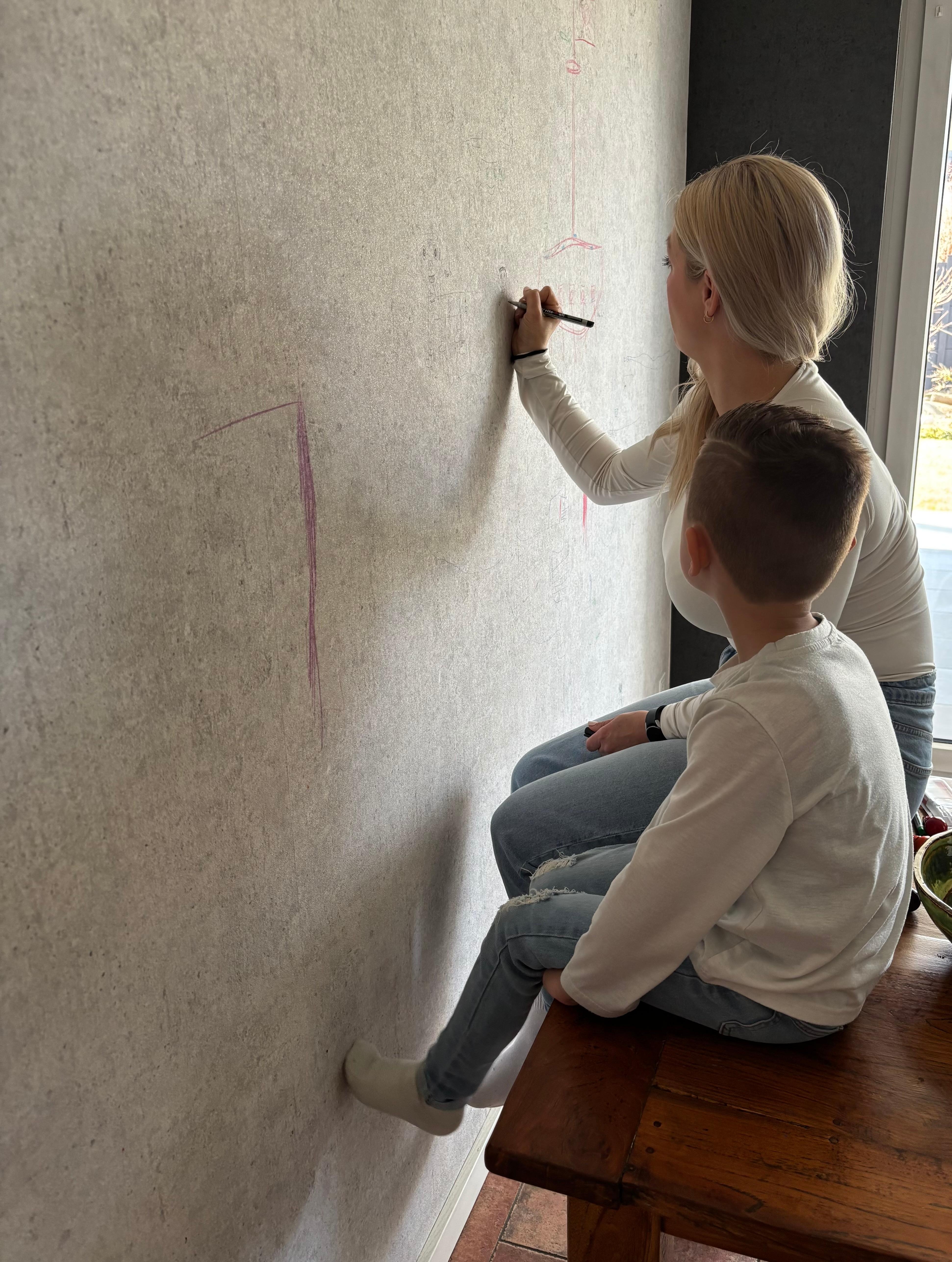 Schnell noch die Wand gestalten. 
Das Kleinchen ist noch unsicher. 😍