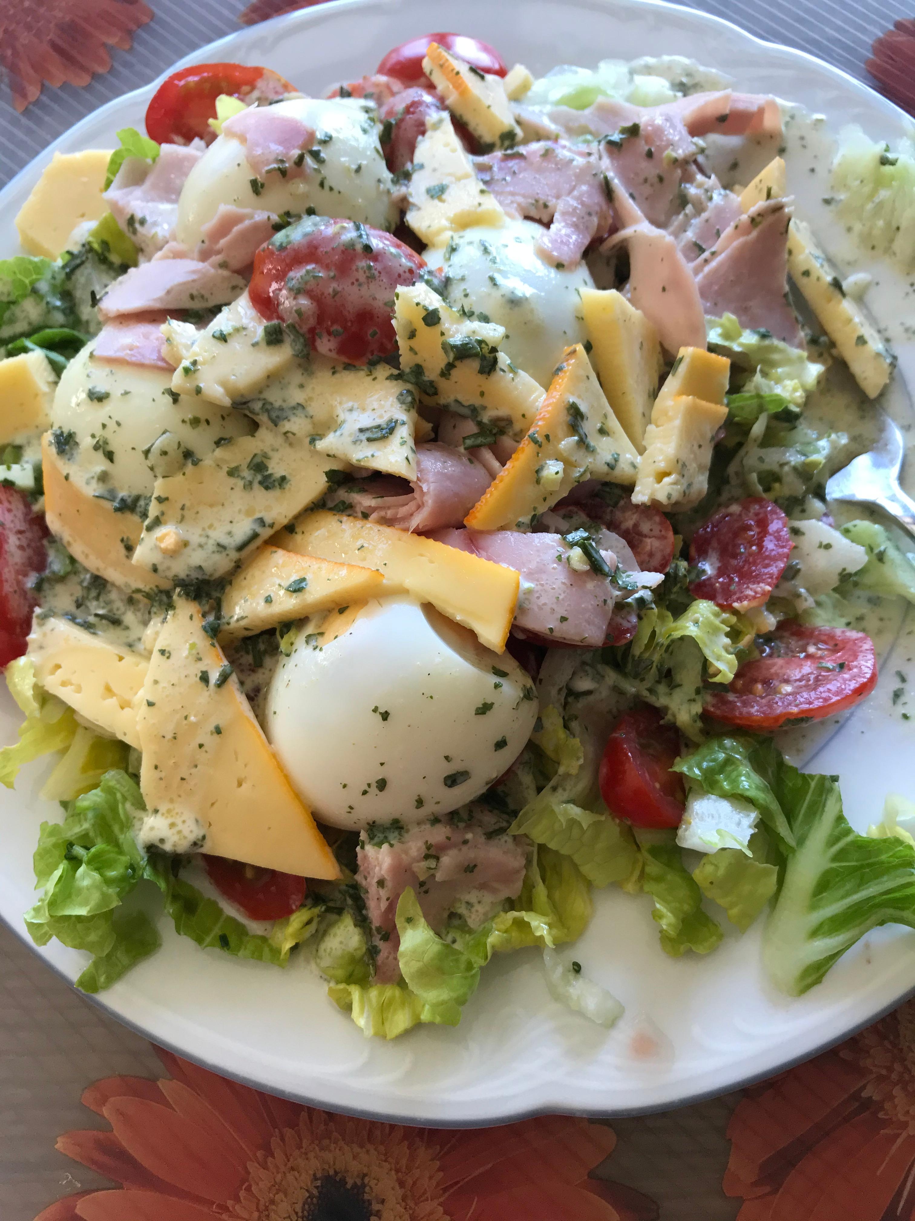Schnell zubereiteter Salat geht bei dieser Hitze immer :) 
#leichtes #mittagessen #küche #foodlover