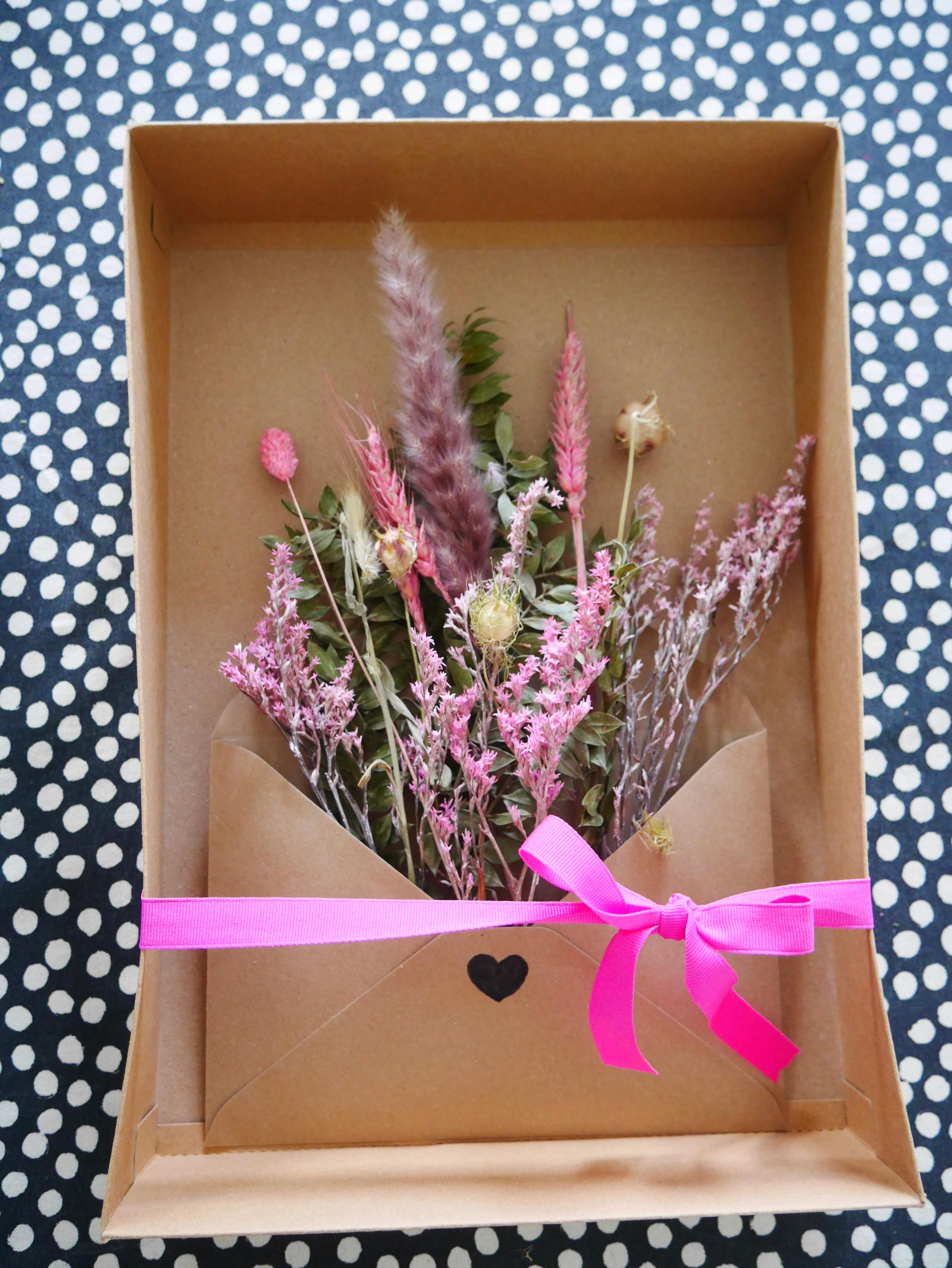 Schnelle DIY Geschenkverpackung für einen Gutschein 🤍 #geschenkverpackung #diy #trockenblumen #flowerpower #couchstyle 