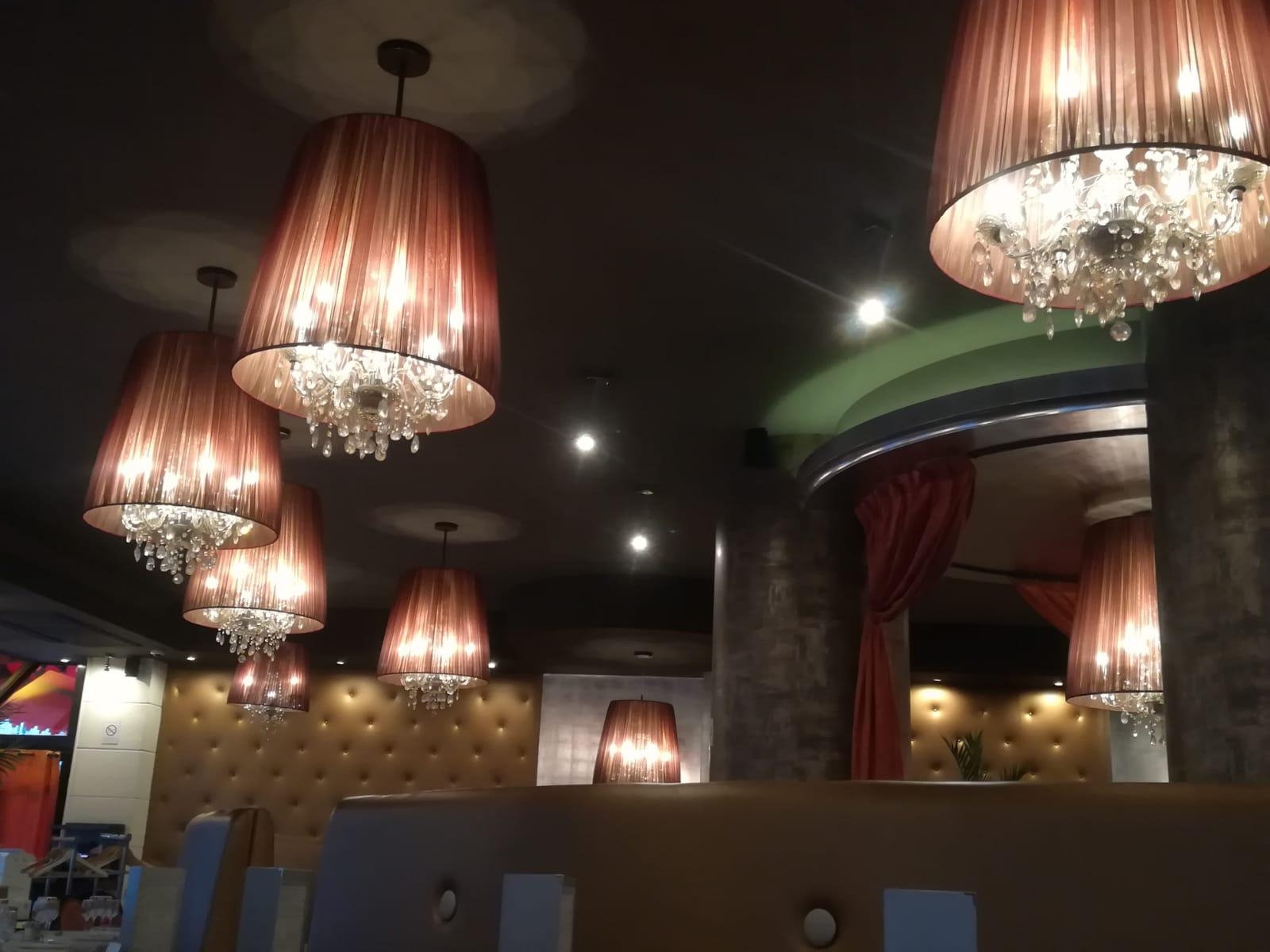 Schöne Lampen in Paris entdeckt #classic #lights #petitdejeuner #garedelest