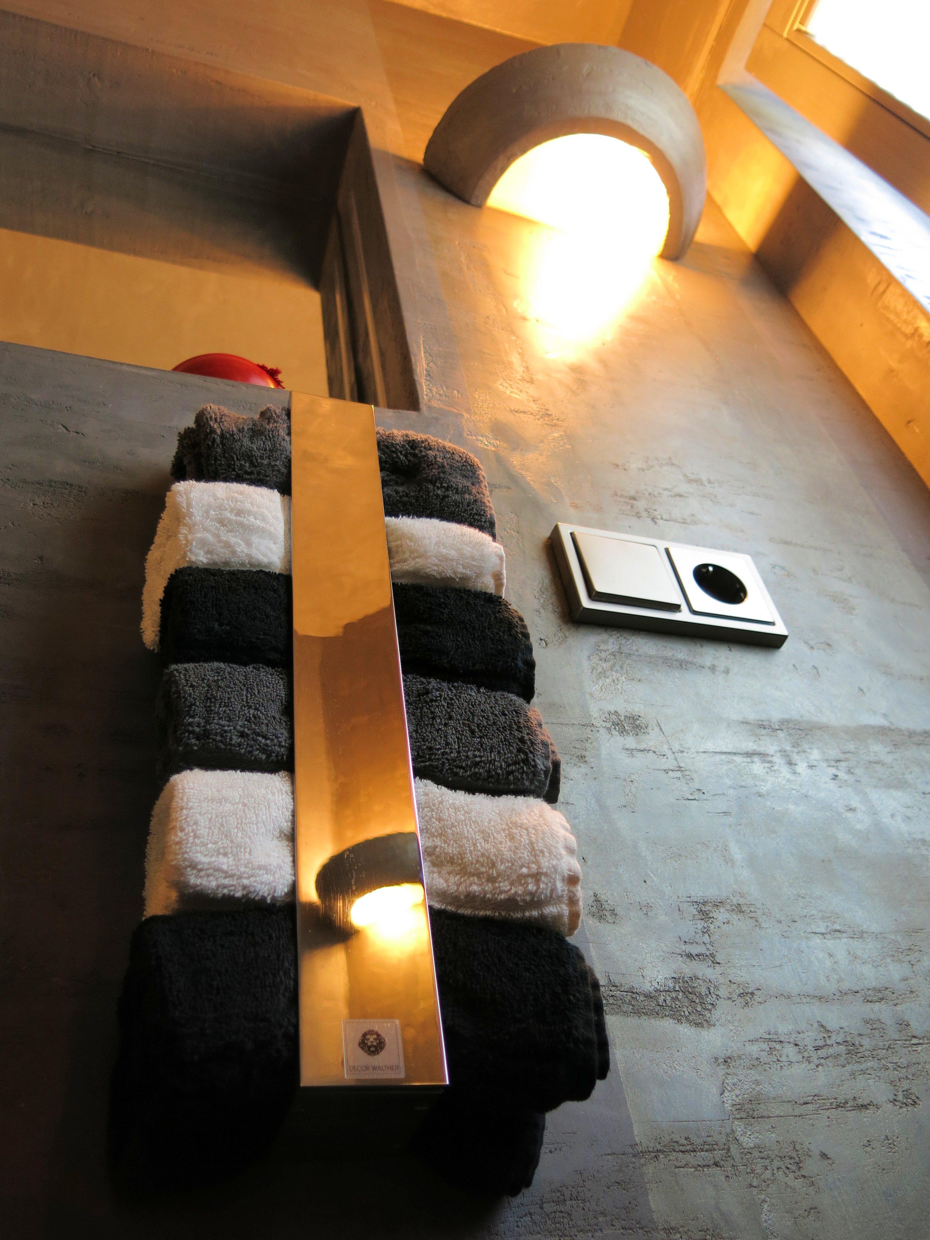 Schöne Moderne Badezimmer Wandgestaltung #wandleuchte #handtuchhalter #grauewandfarbe ©www.wandmanufaktur.de