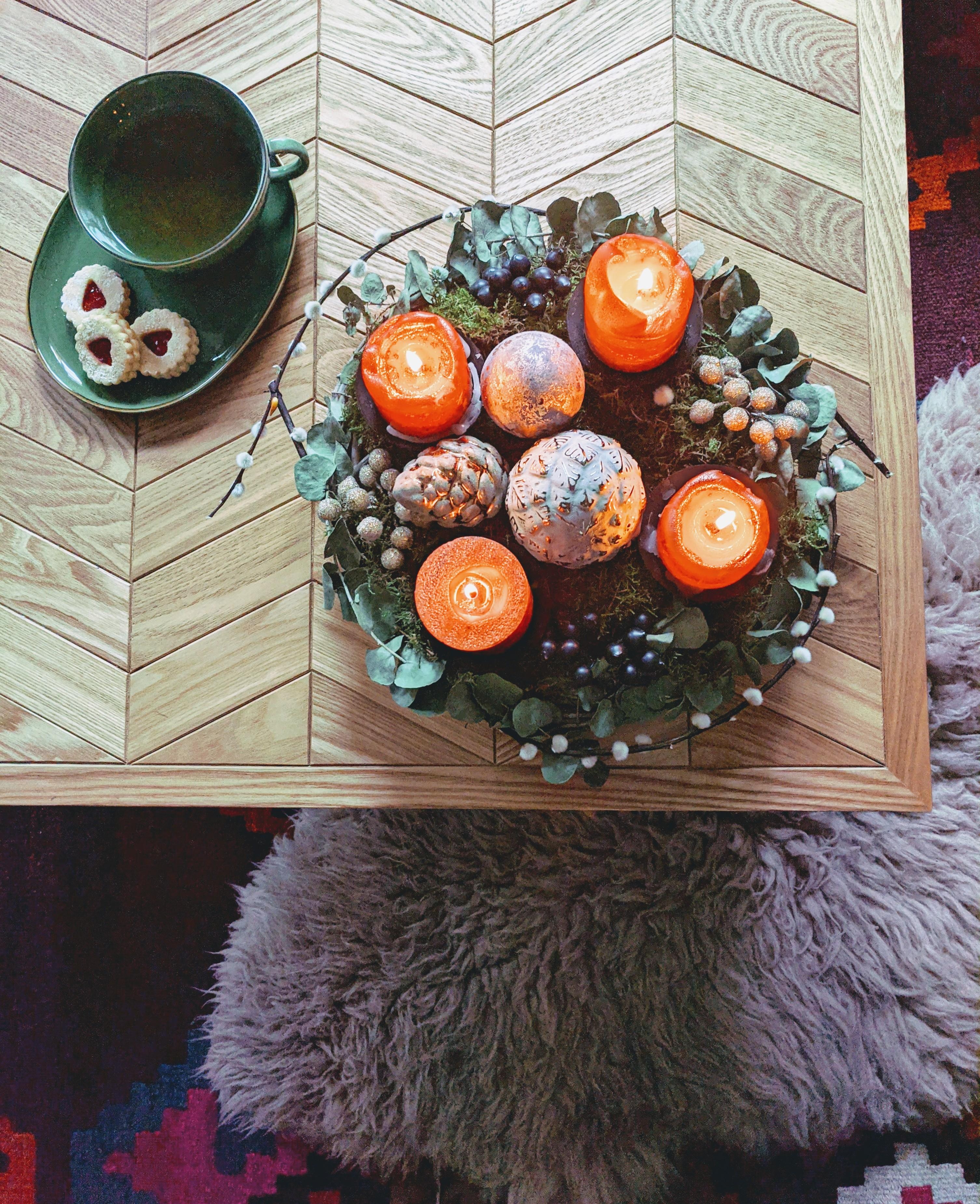 Schönen 4. Advent! #adventskranz #kekse #wohnzimmer #couchtisch #weihnachtsdeko #cozy #hyggelig