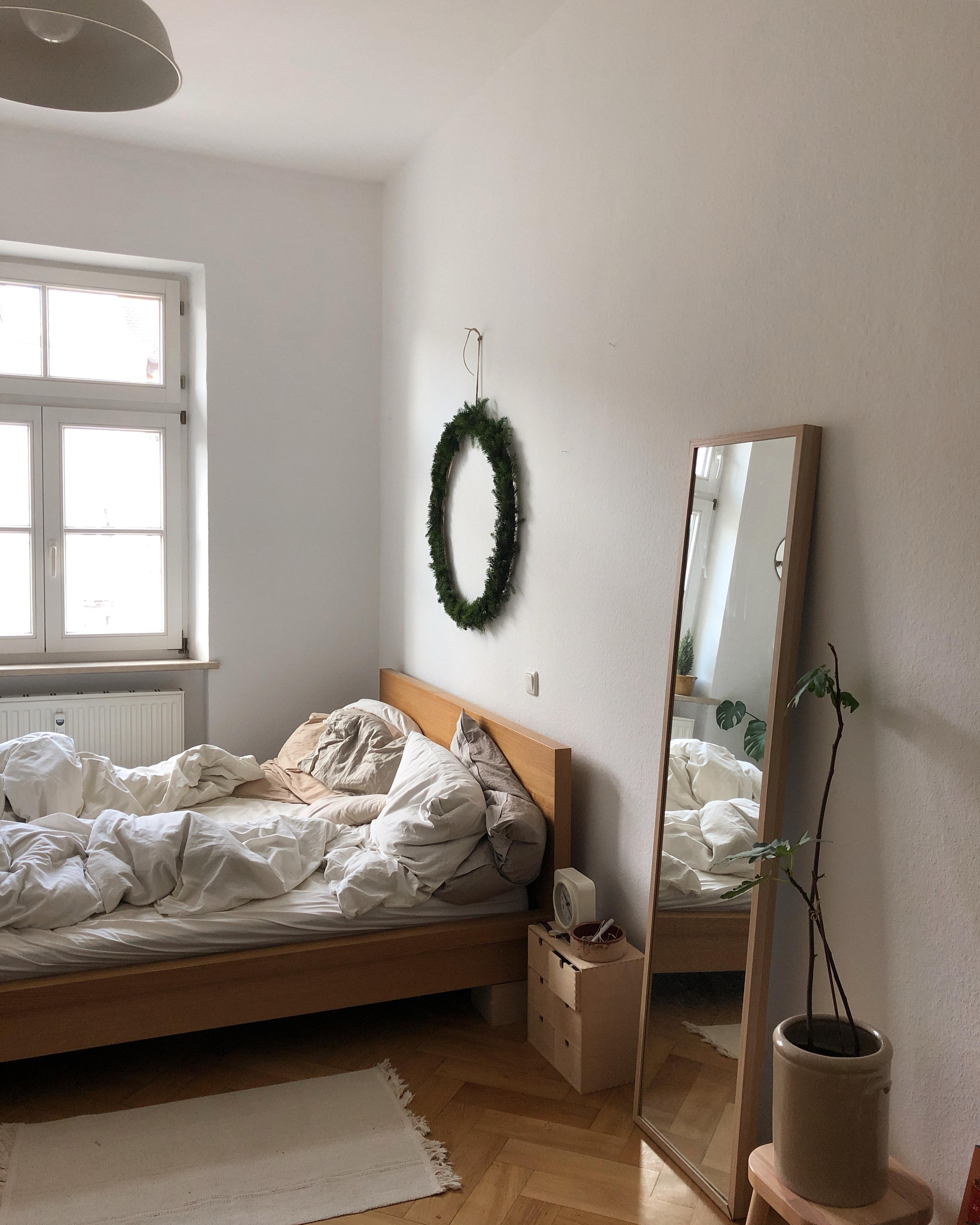 Schönen Abend 💫 #schlafzimmer #bett #altbau #gemütlich #minimalistisch 