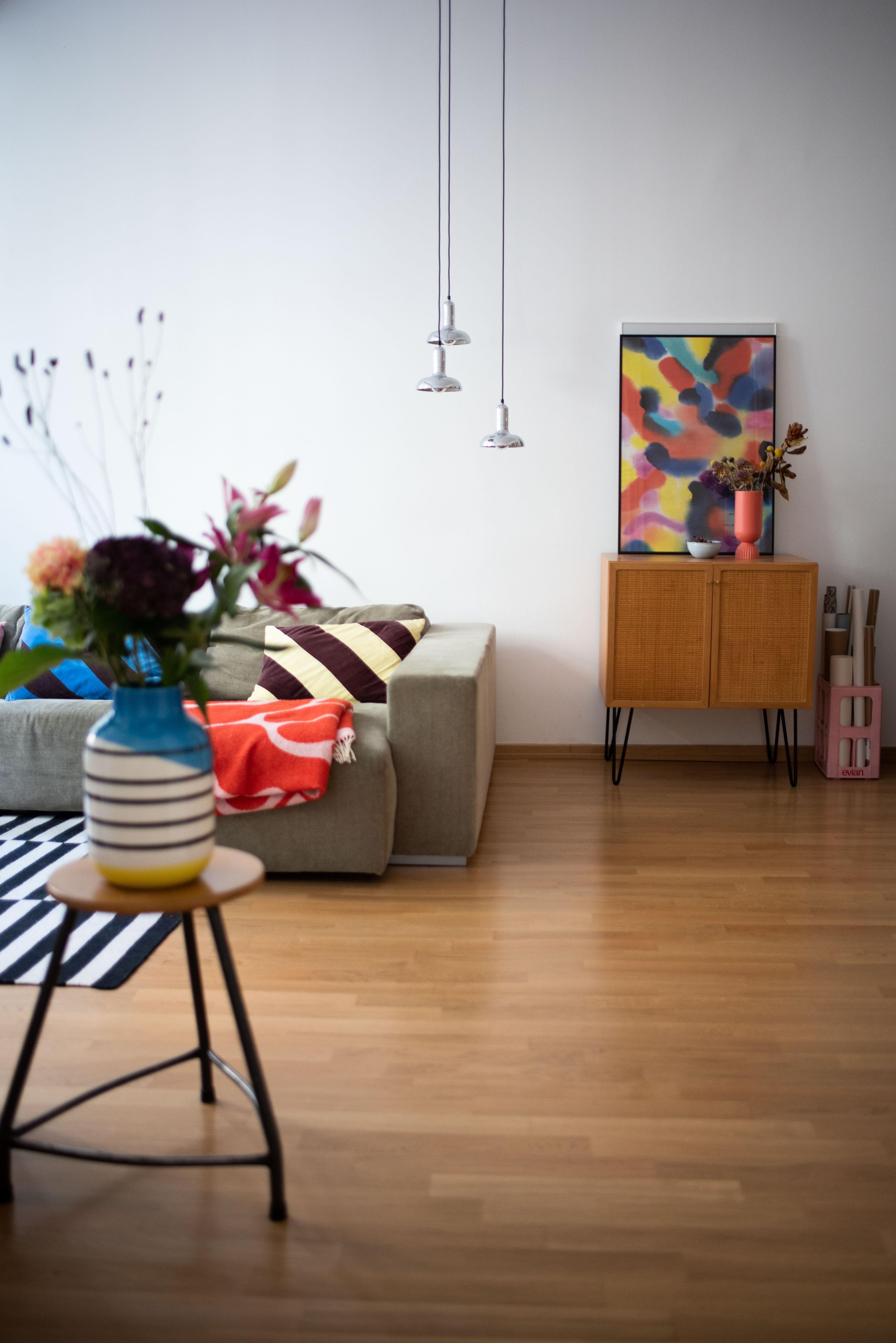Schönen Dienstag! #buntesinterior #wohnzimmer #interiorinspo #interiordesign #livingroom #altbau