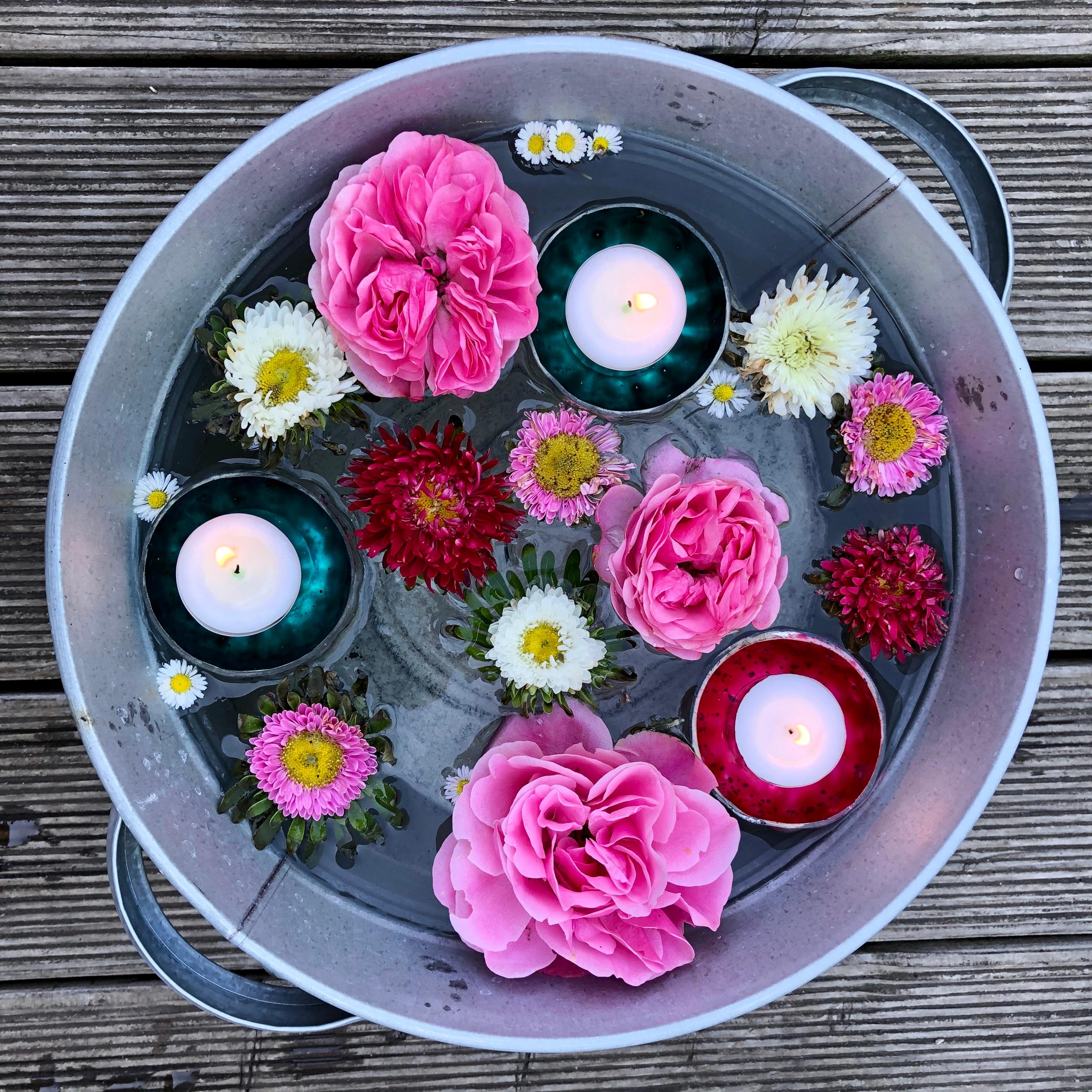 Schönen Sonntag!
#blumenliebe und Kerzenschein in der #zinkwanne 

#rosen #astern #gänseblümchen #kerzen #gartenglück